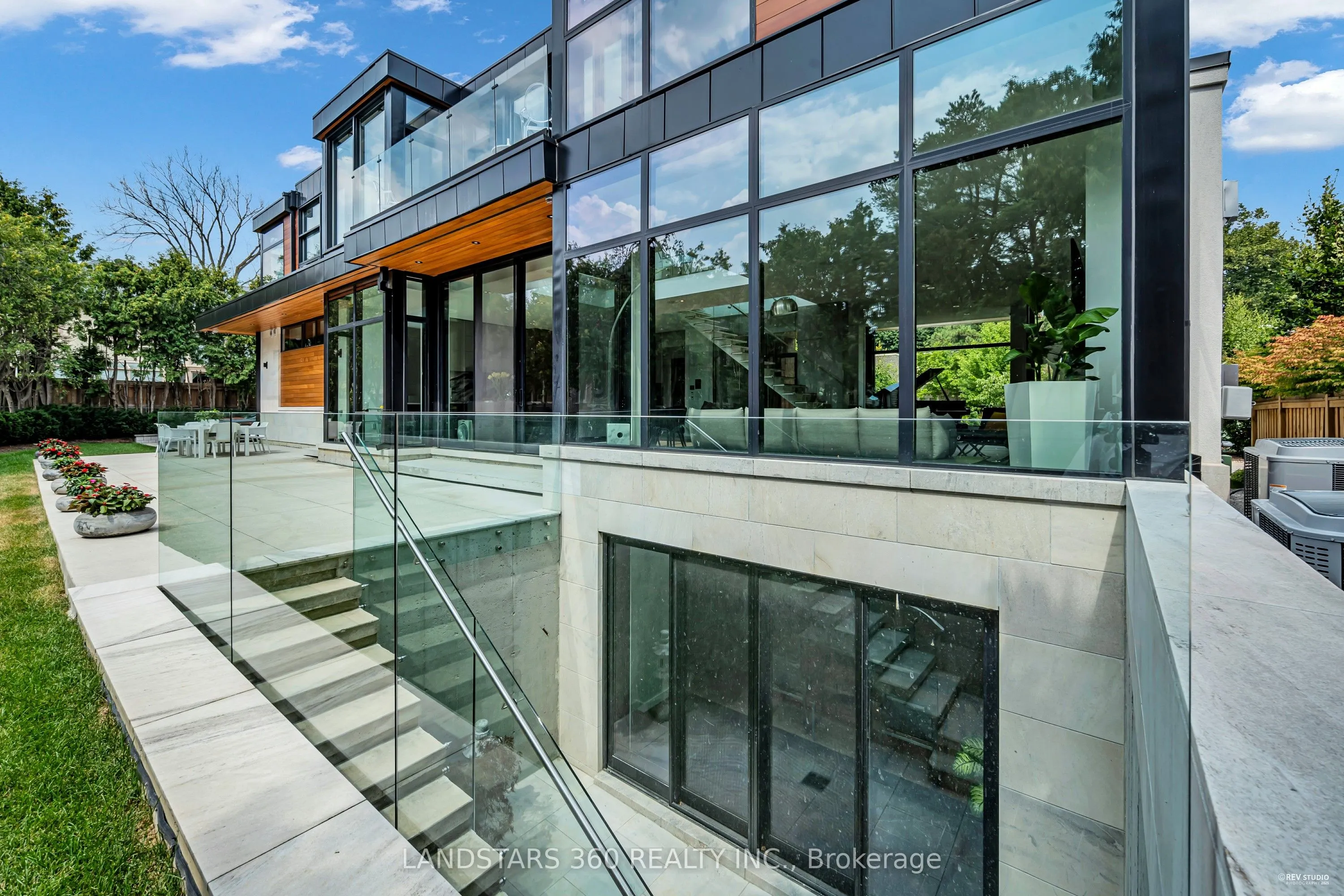 7 Whitelaw Court