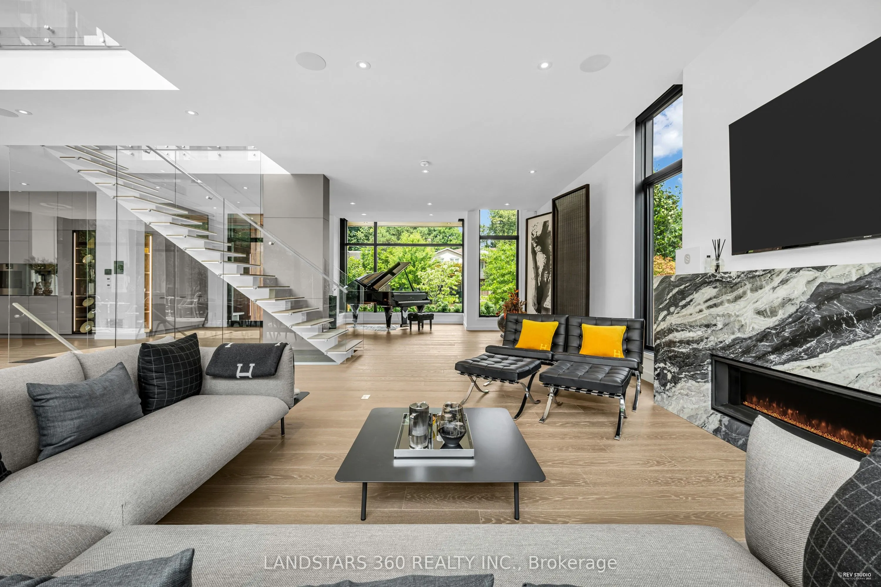 7 Whitelaw Court