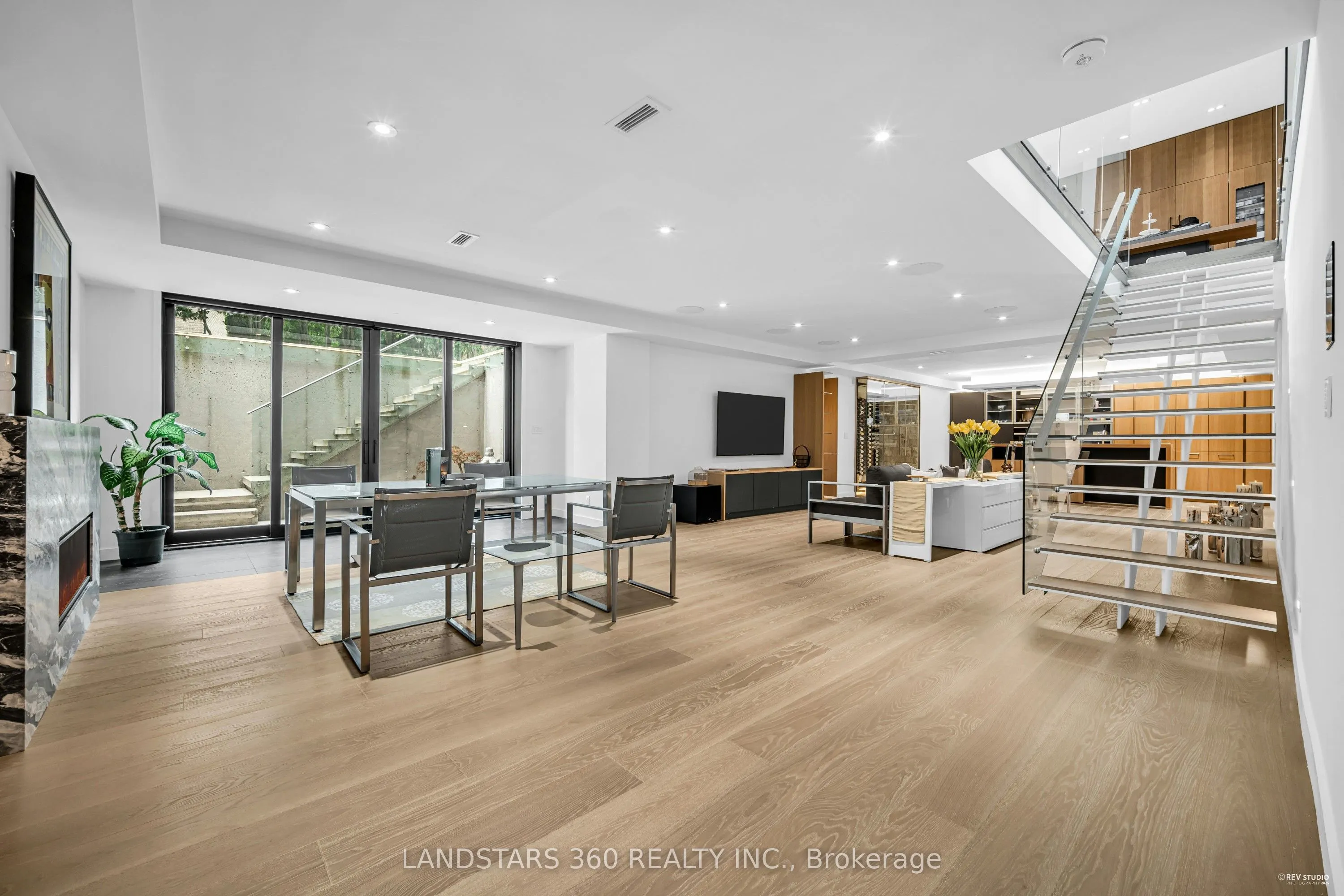 7 Whitelaw Court