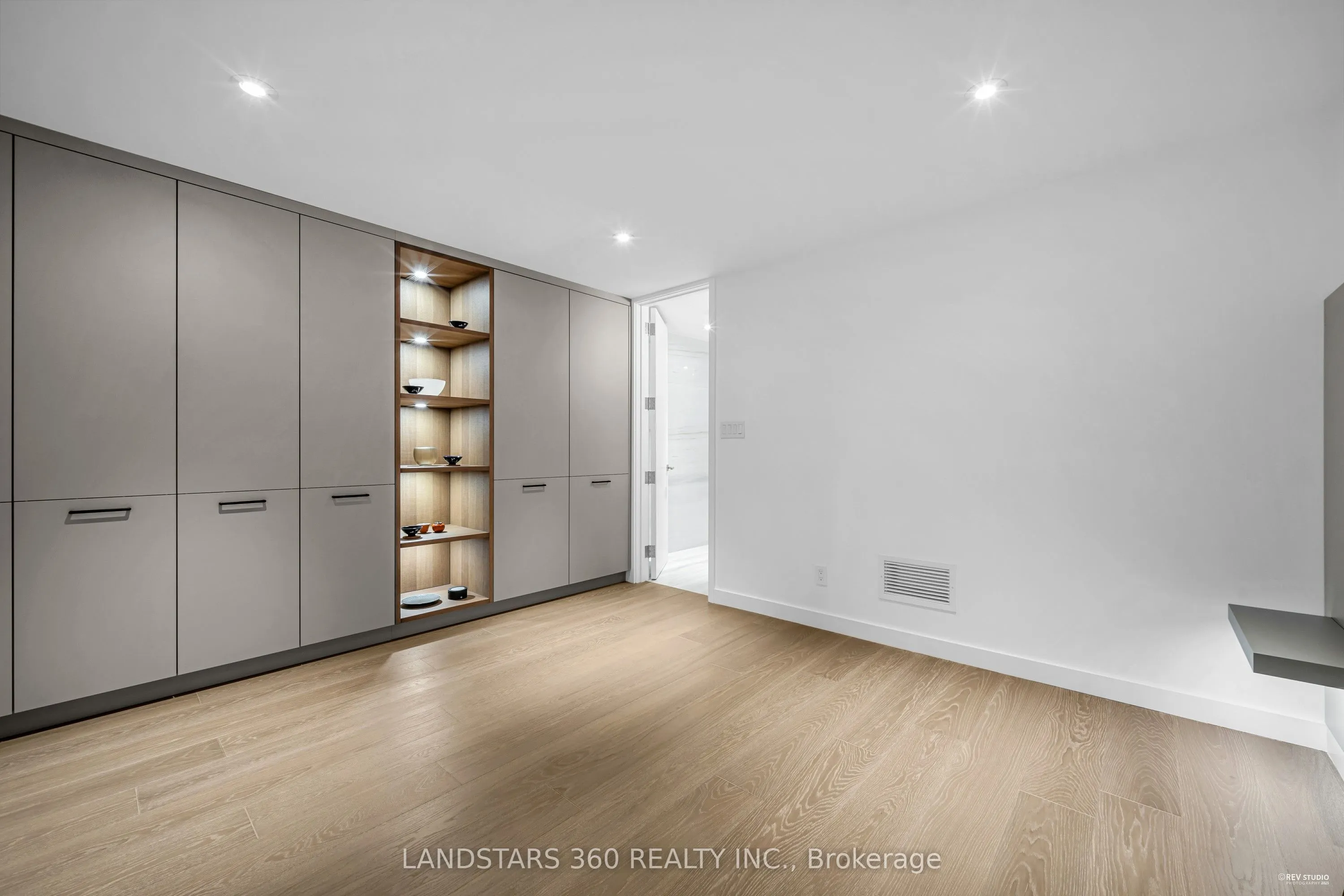 7 Whitelaw Court