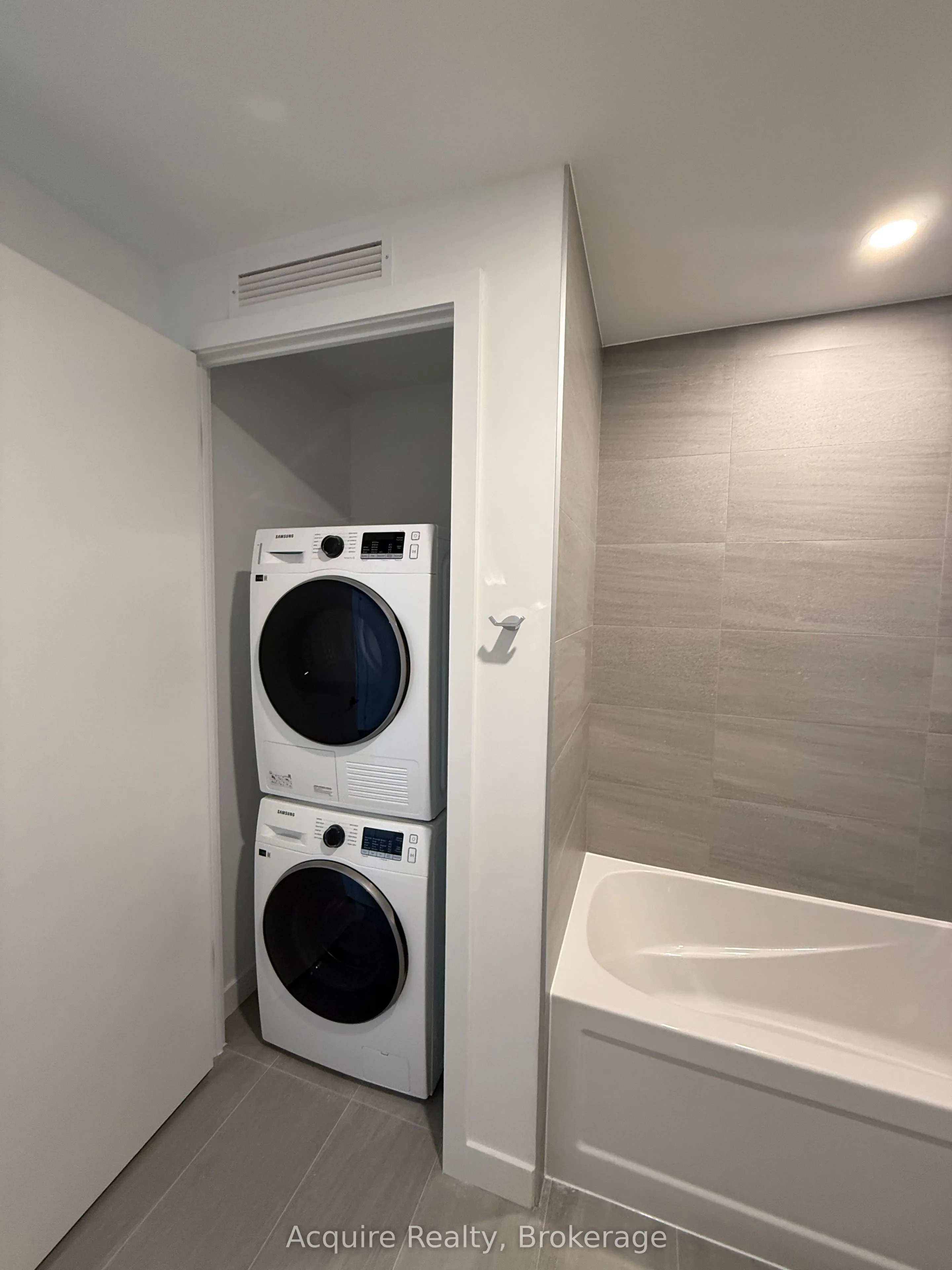 8188 Yonge Street, #404