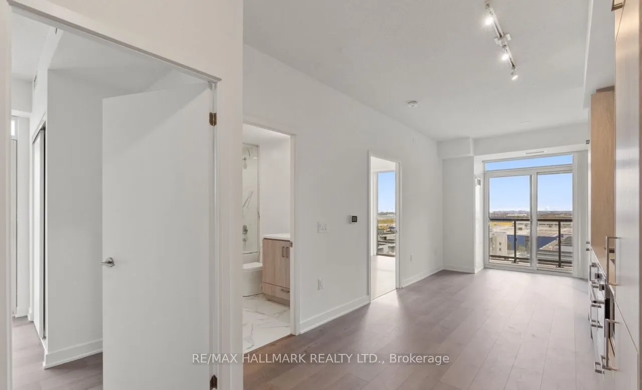 60 Honeycrisp Crescent, #820