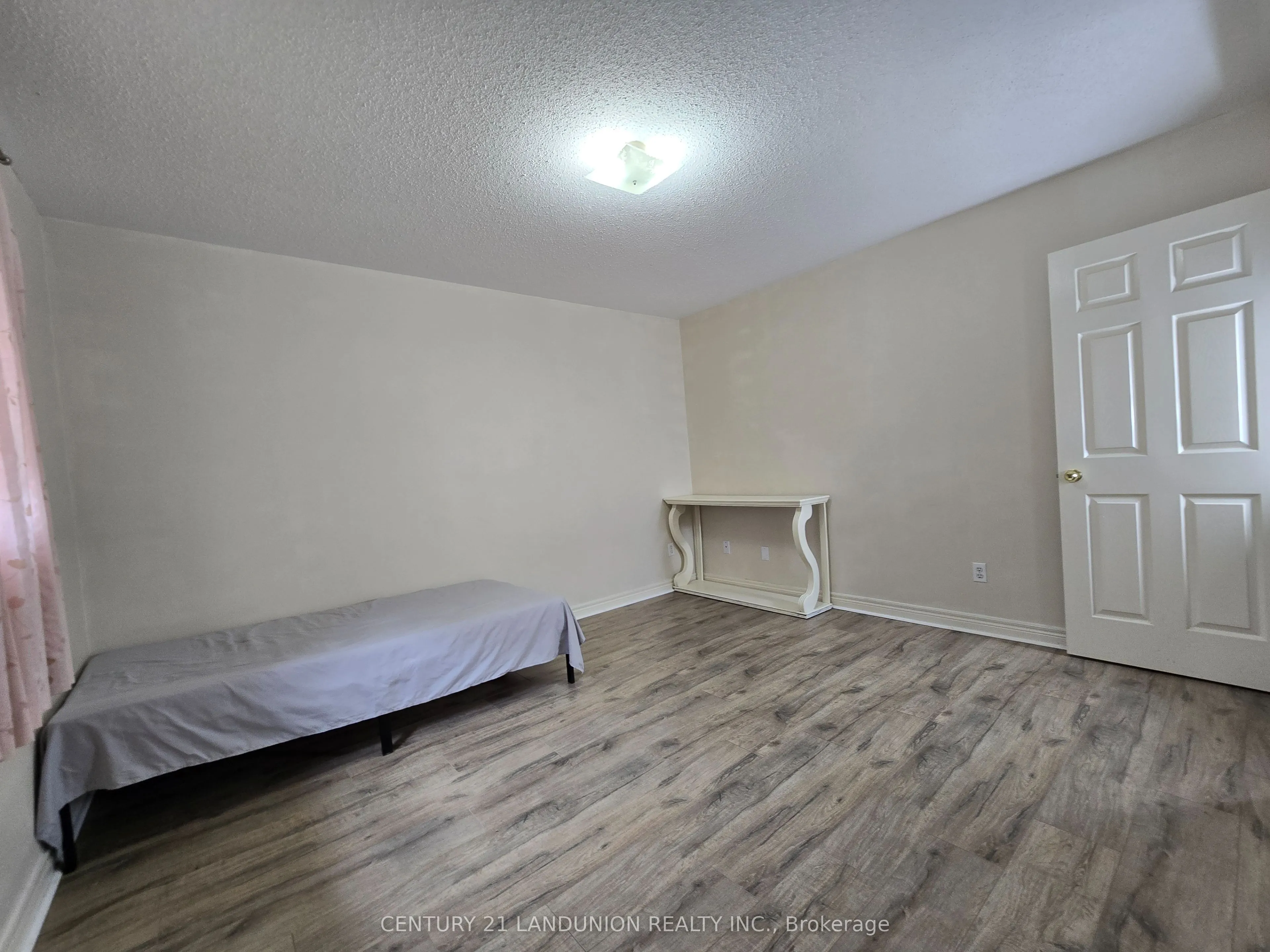 15 Annina Crescent, #3 Rms