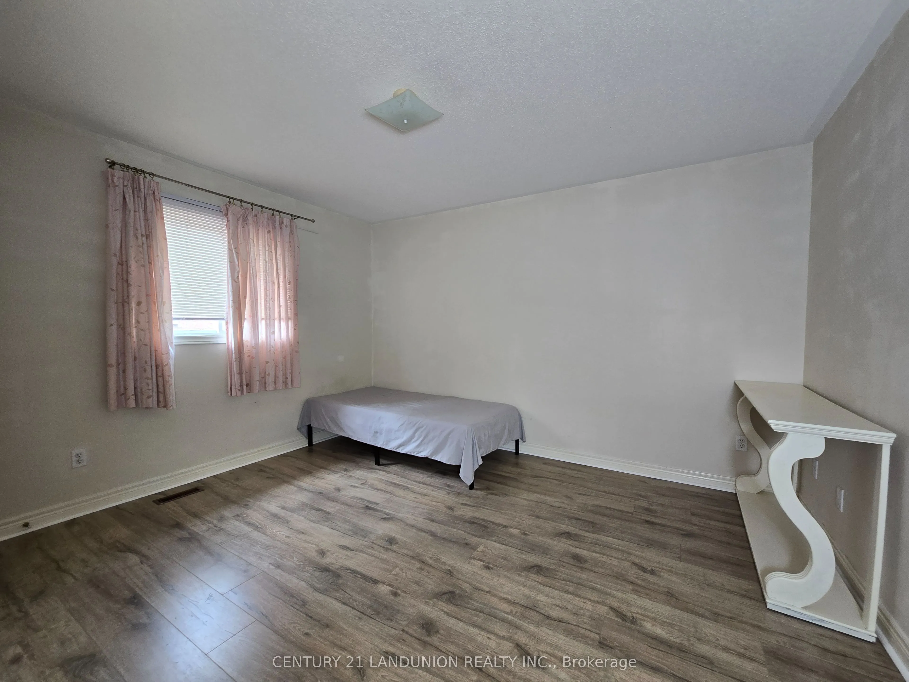 15 Annina Crescent, #3 Rms