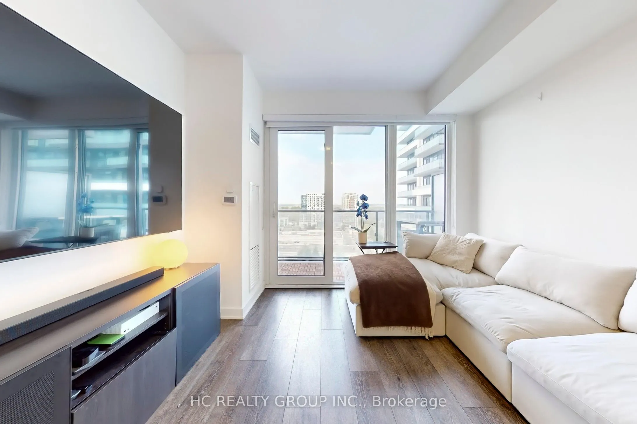 105 Oneida Crescent, #1111