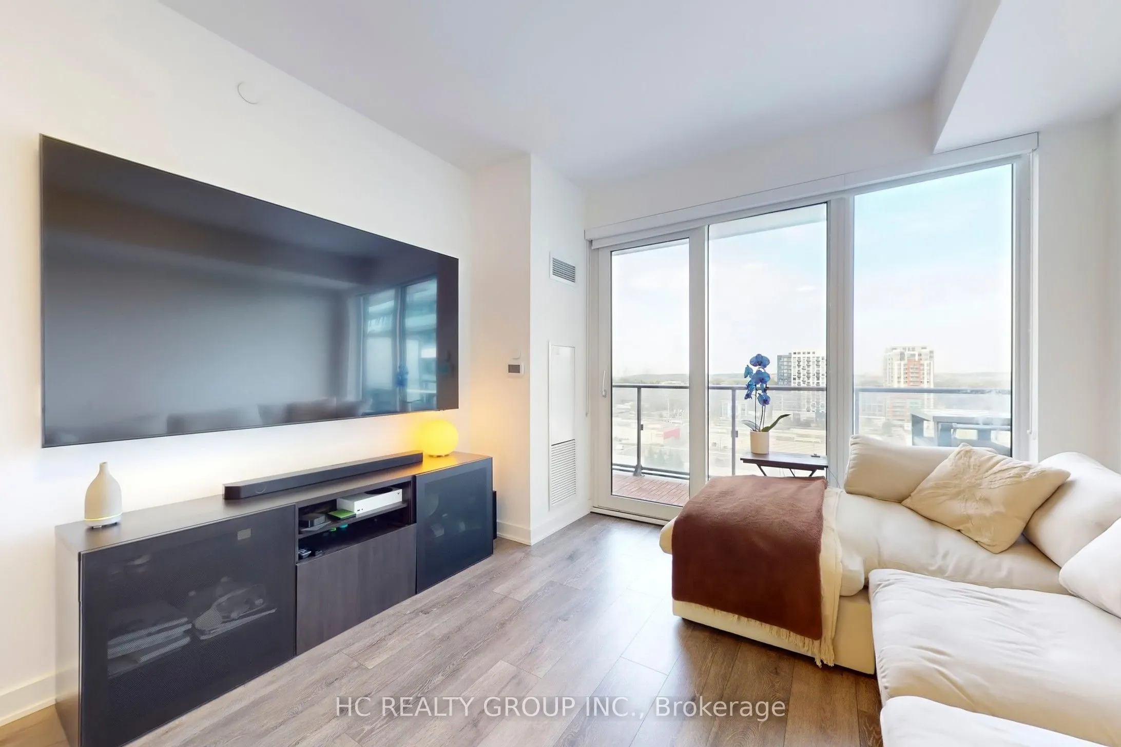 105 Oneida Crescent, #1111
