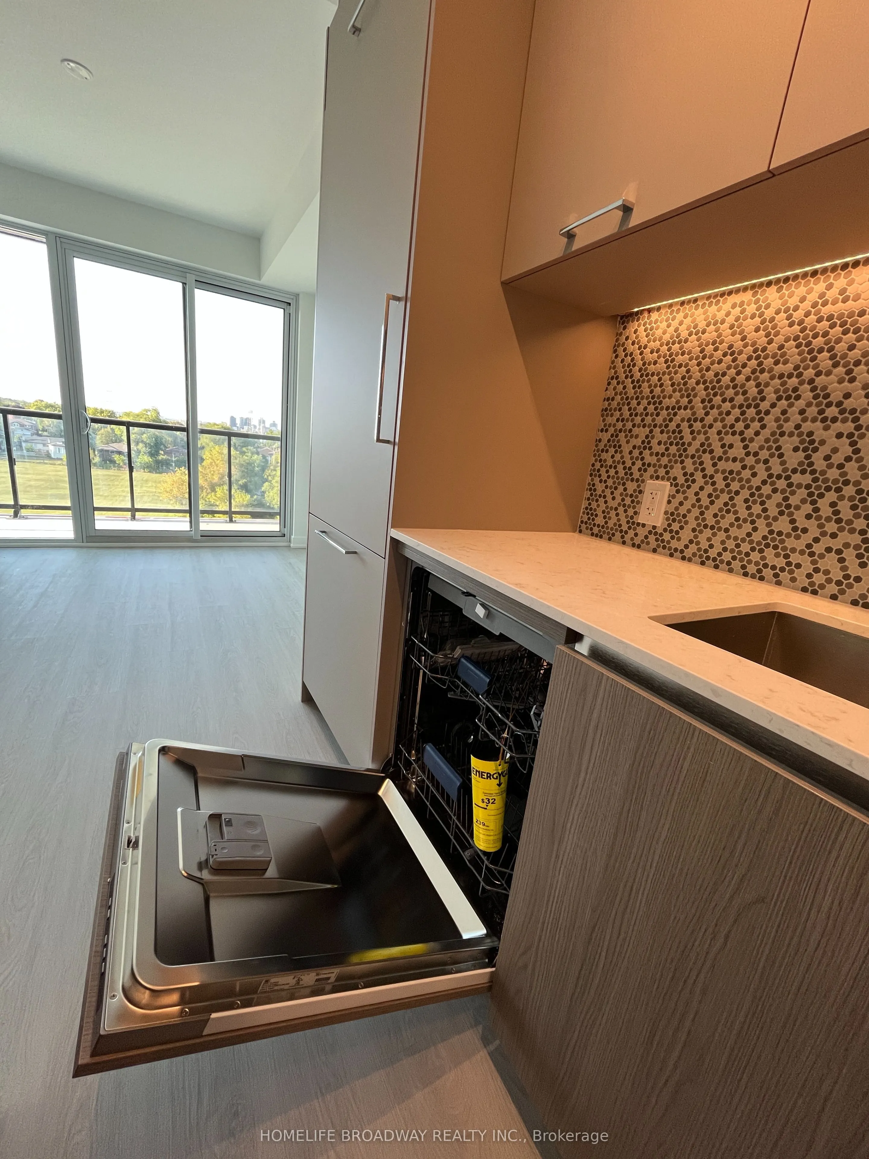 8188 Yonge Street, #706