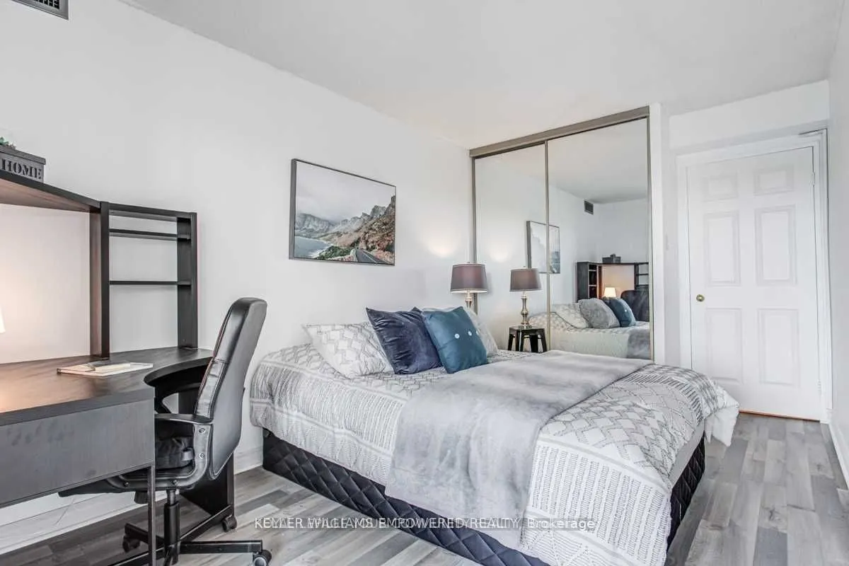 20 Harding Boulevard W, #707