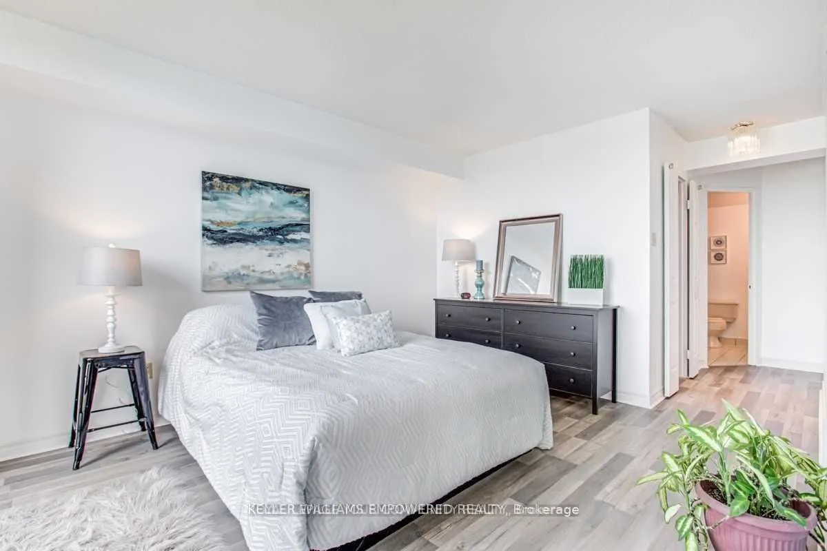 20 Harding Boulevard W, #707