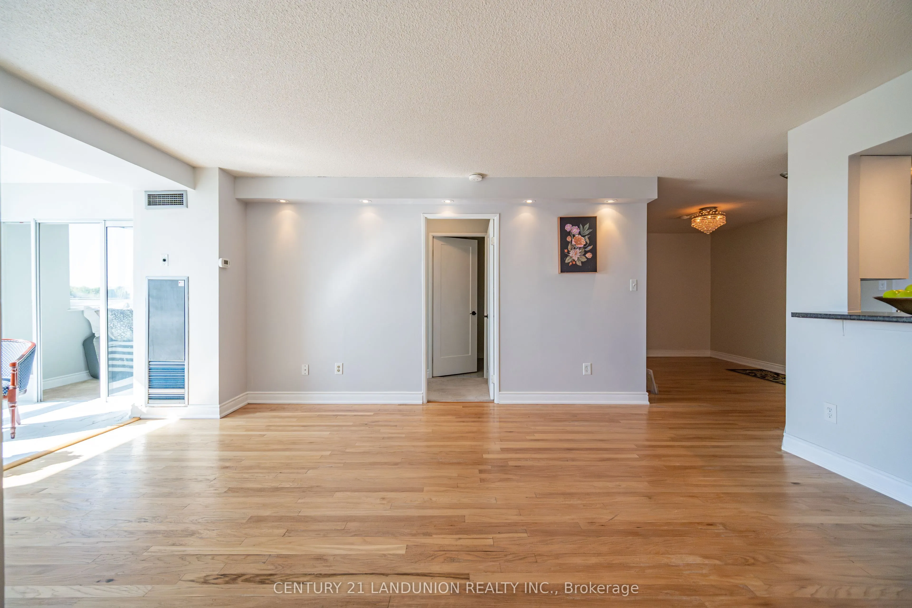 326 Major Mackenzie Drive E, #619