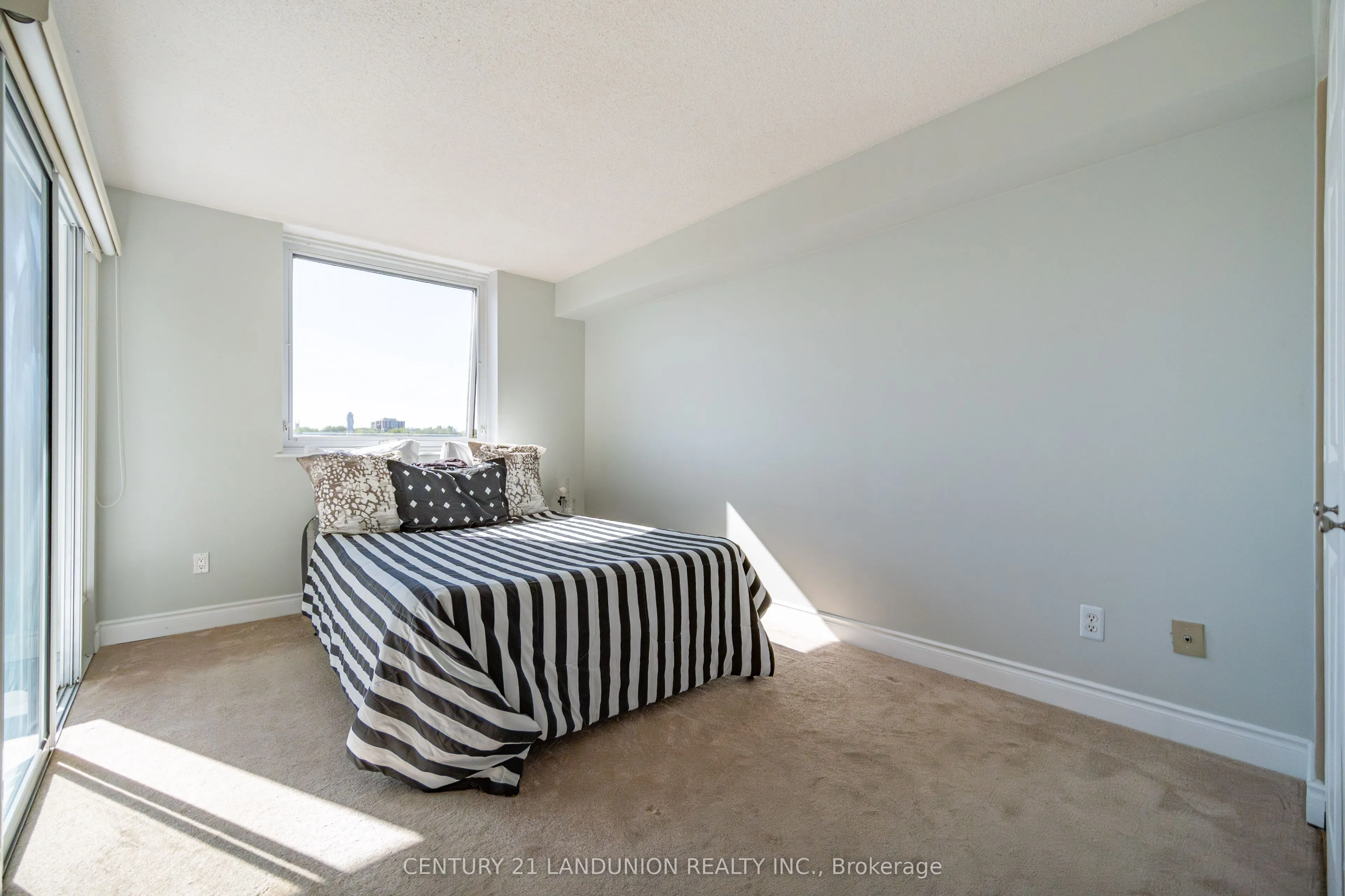 326 Major Mackenzie Drive E, #619