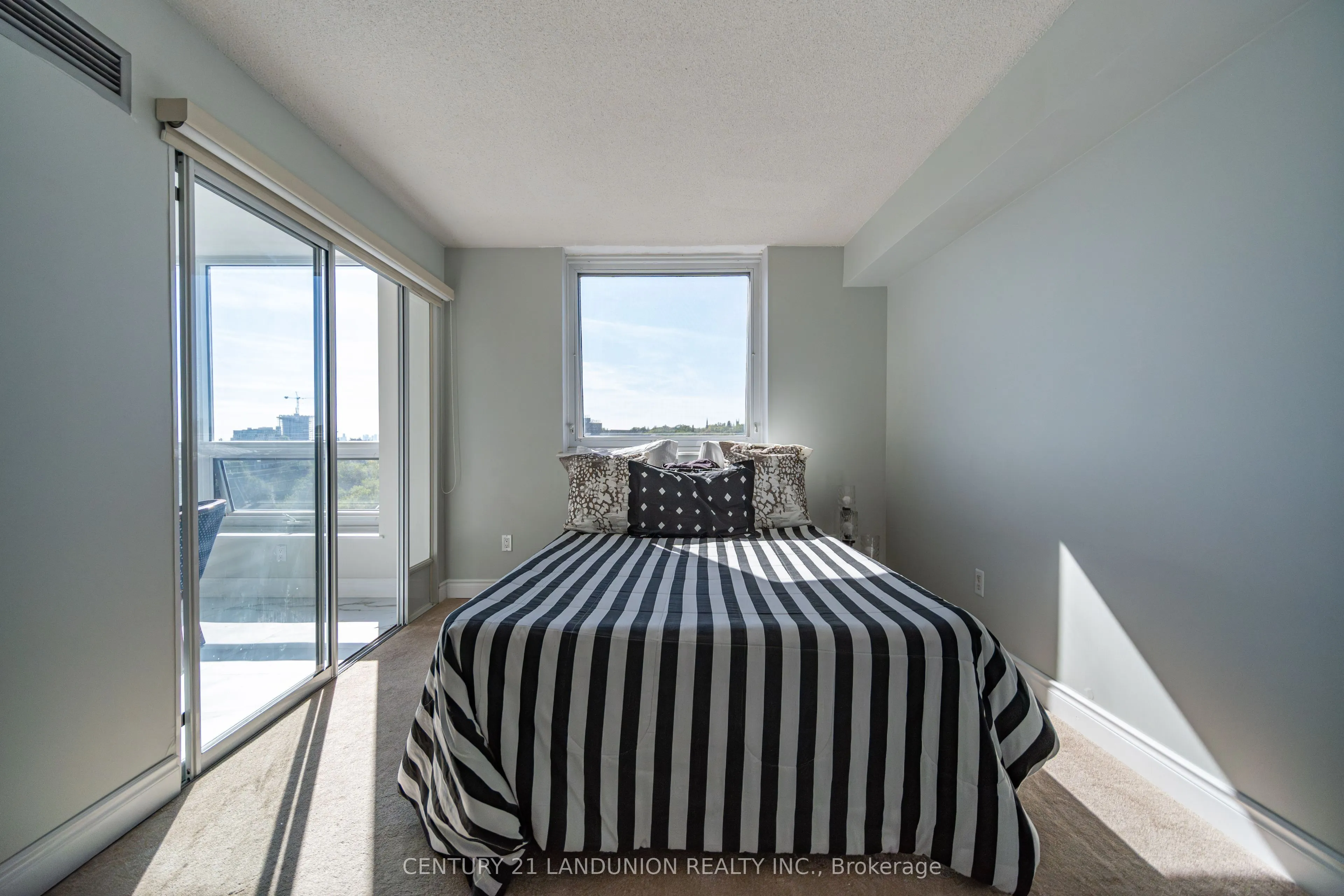 326 Major Mackenzie Drive E, #619