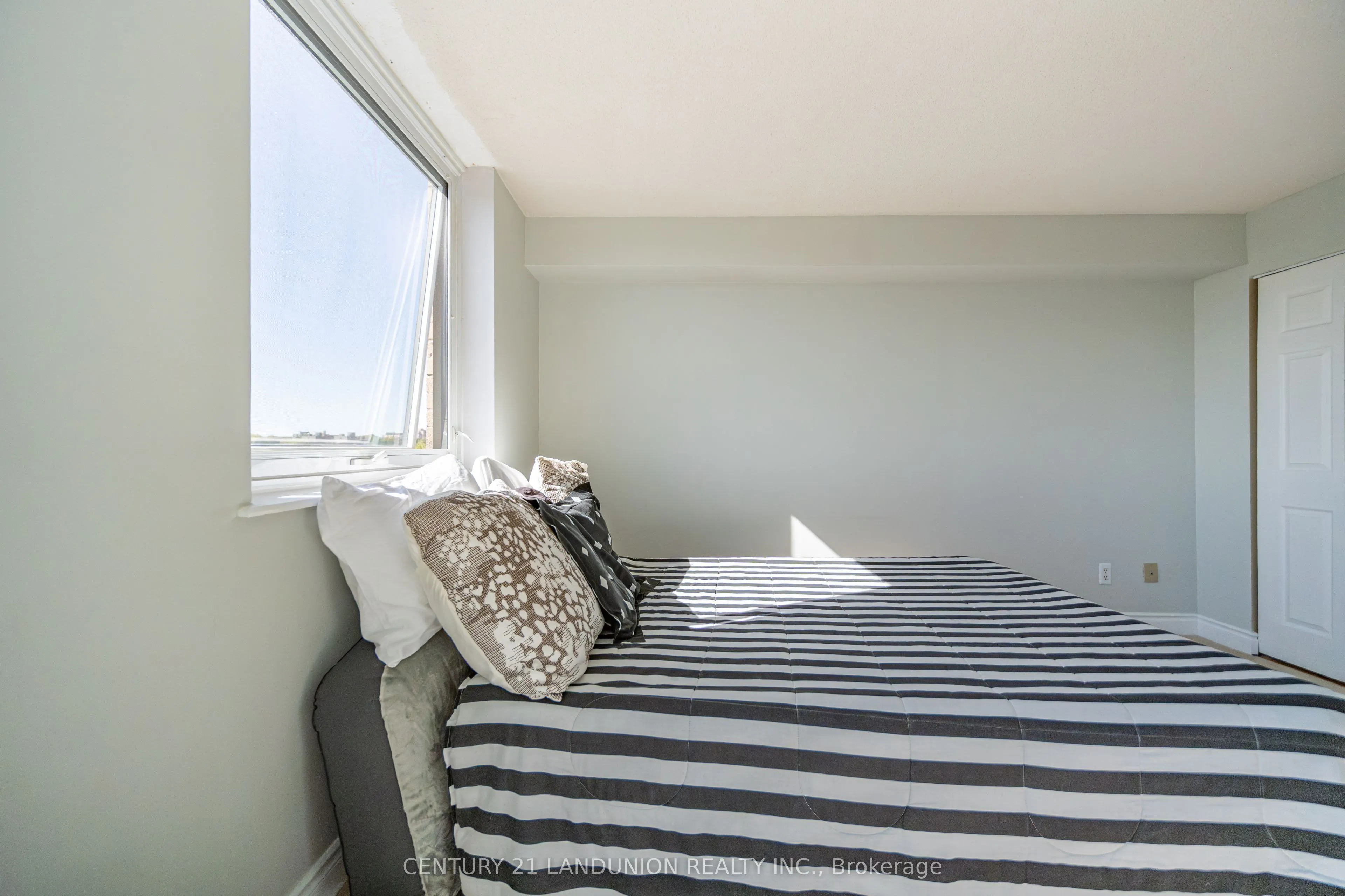 326 Major Mackenzie Drive E, #619