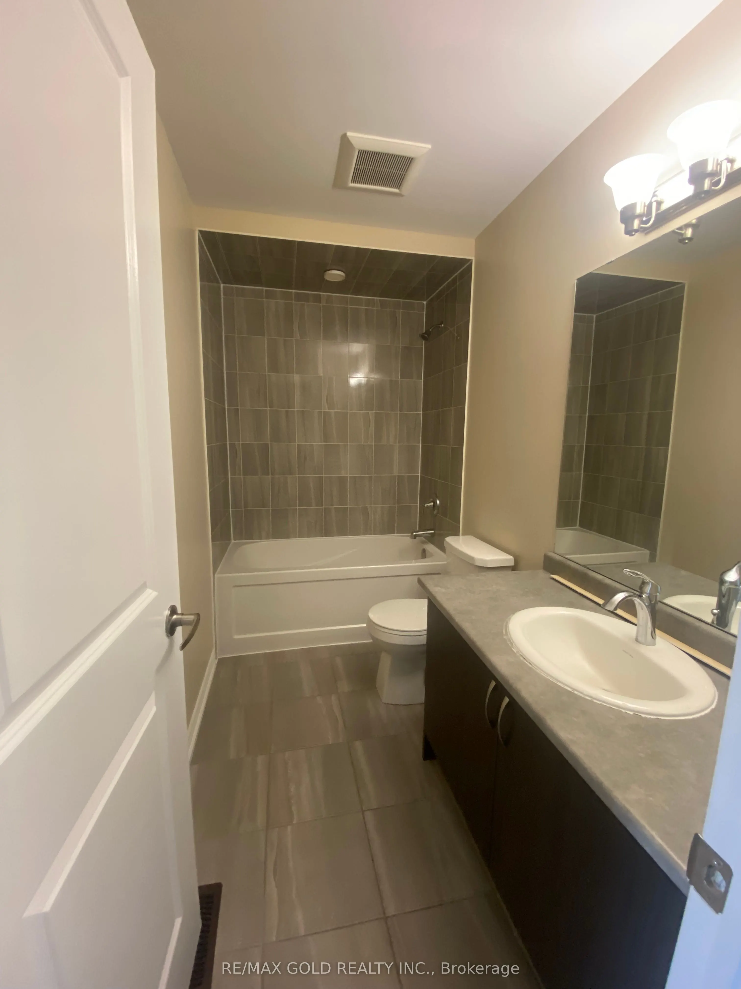 2242 Grainger Loop