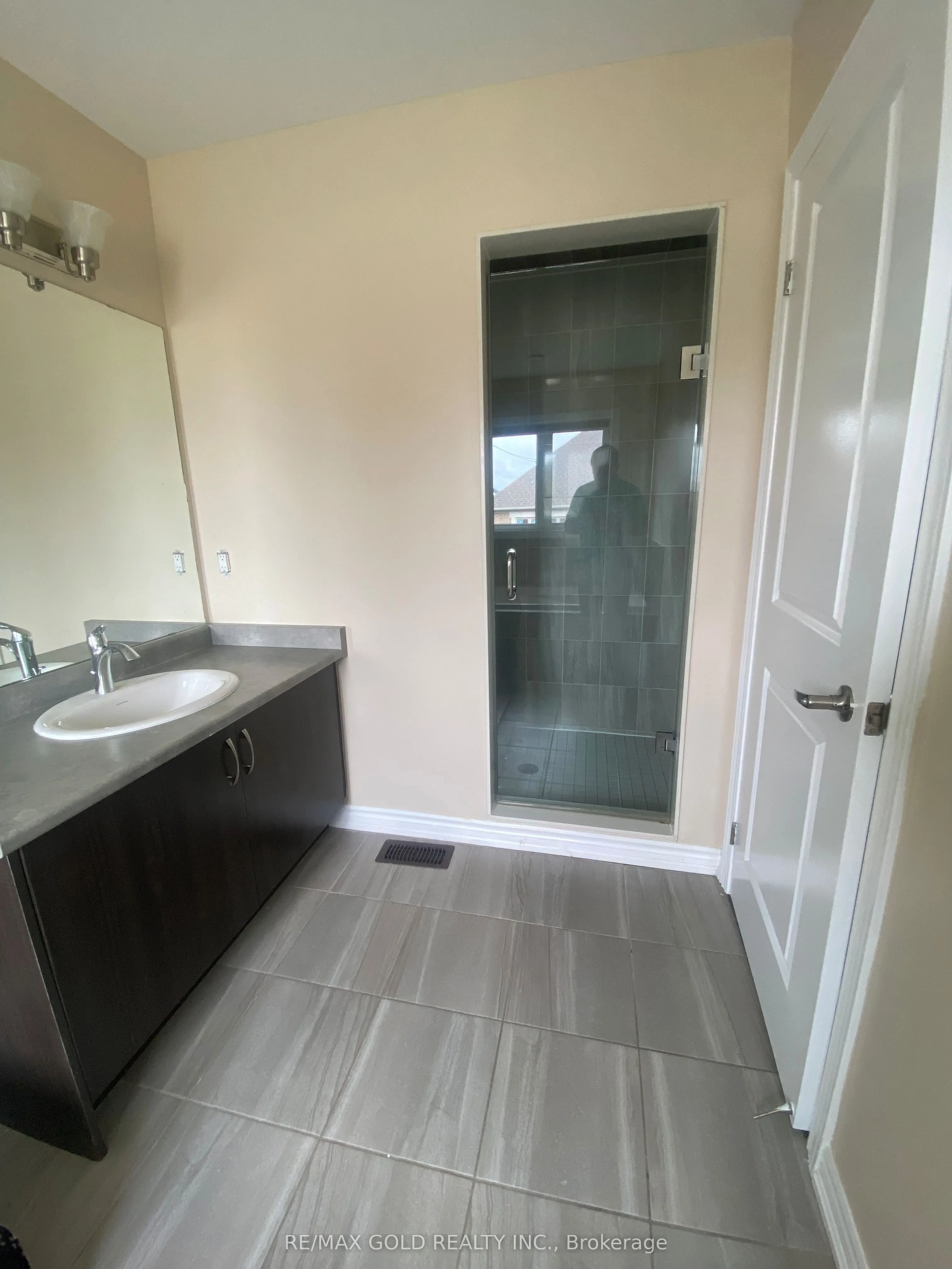 2242 Grainger Loop