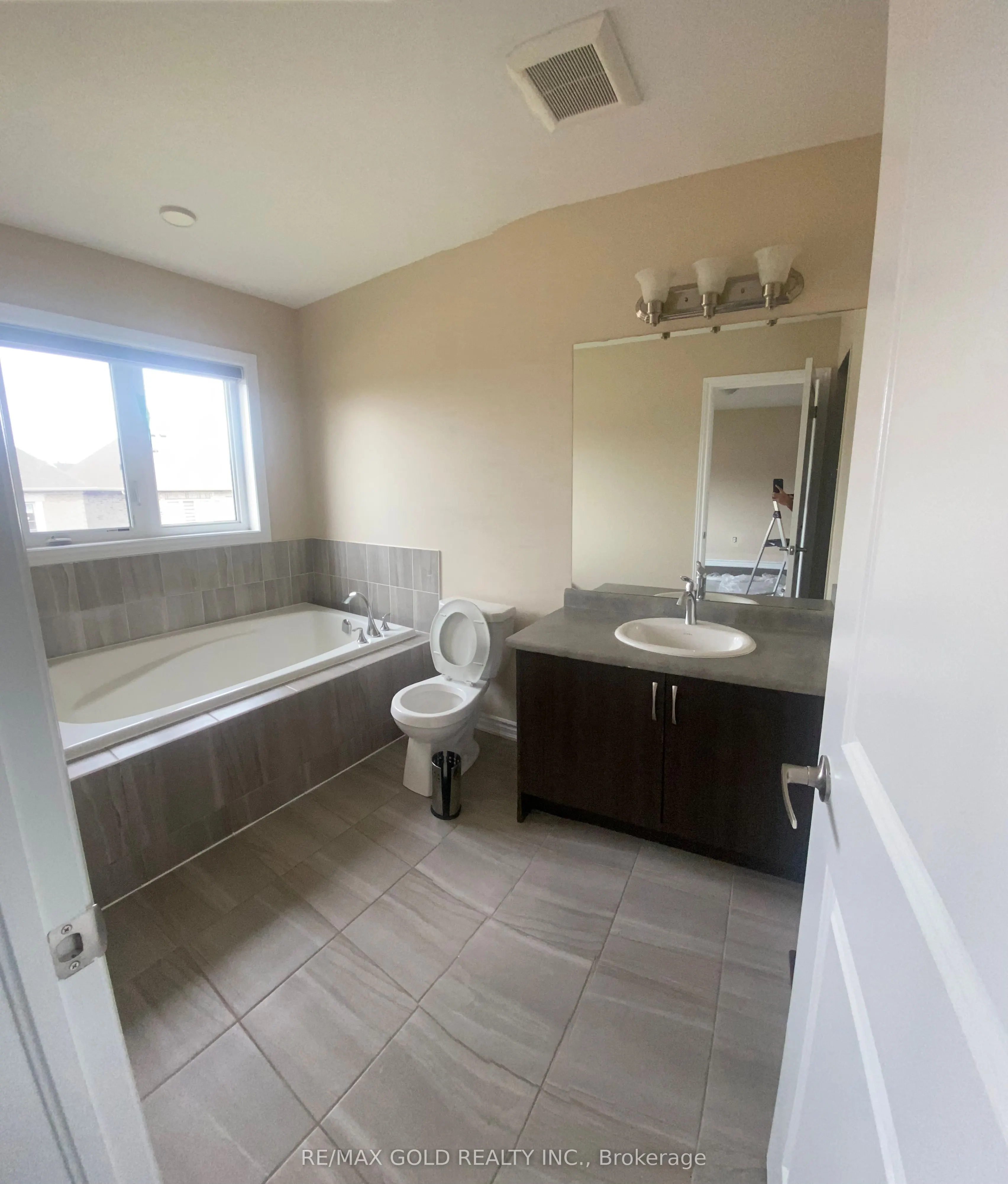 2242 Grainger Loop