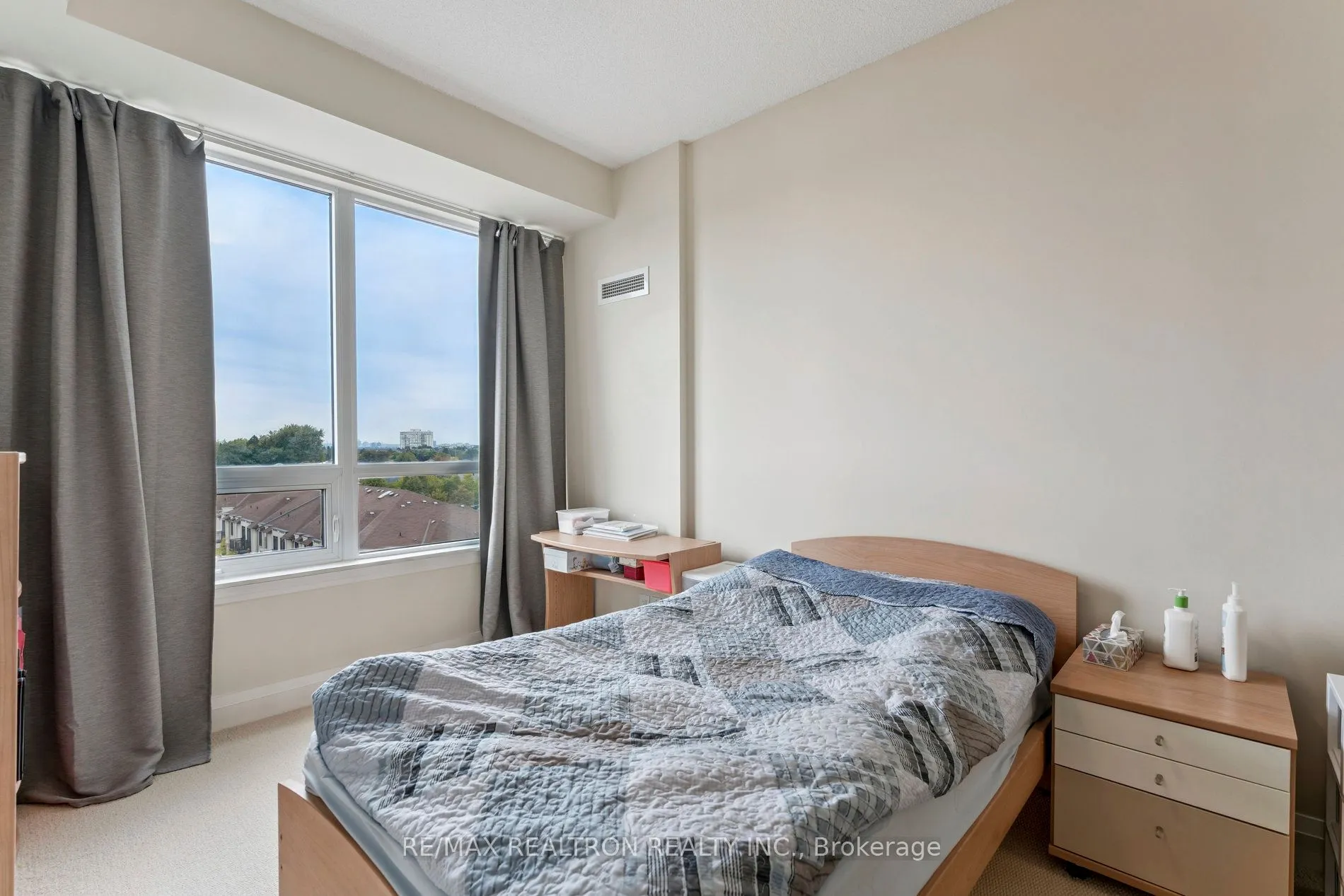 520 Steeles Avenue W, #714