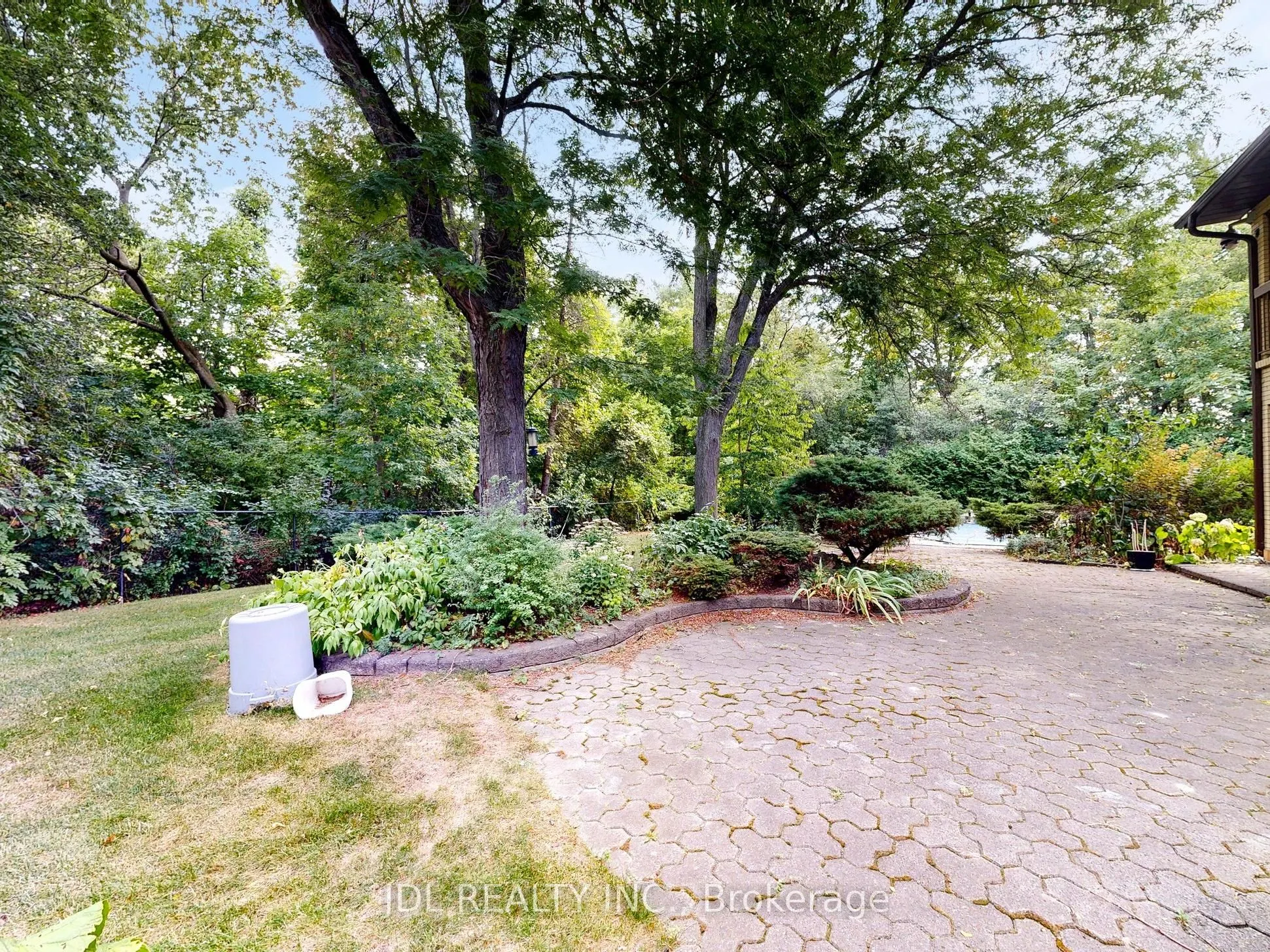 11 Moodie Drive