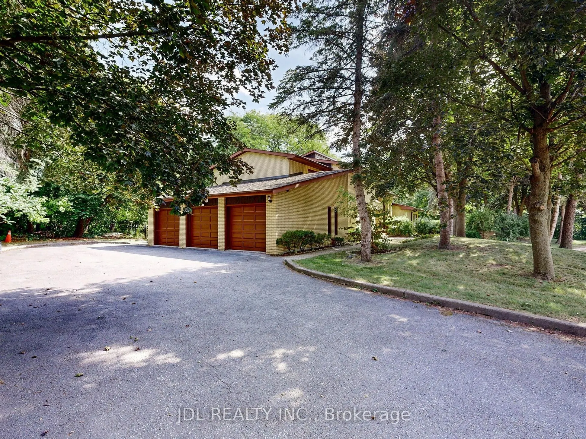 11 Moodie Drive