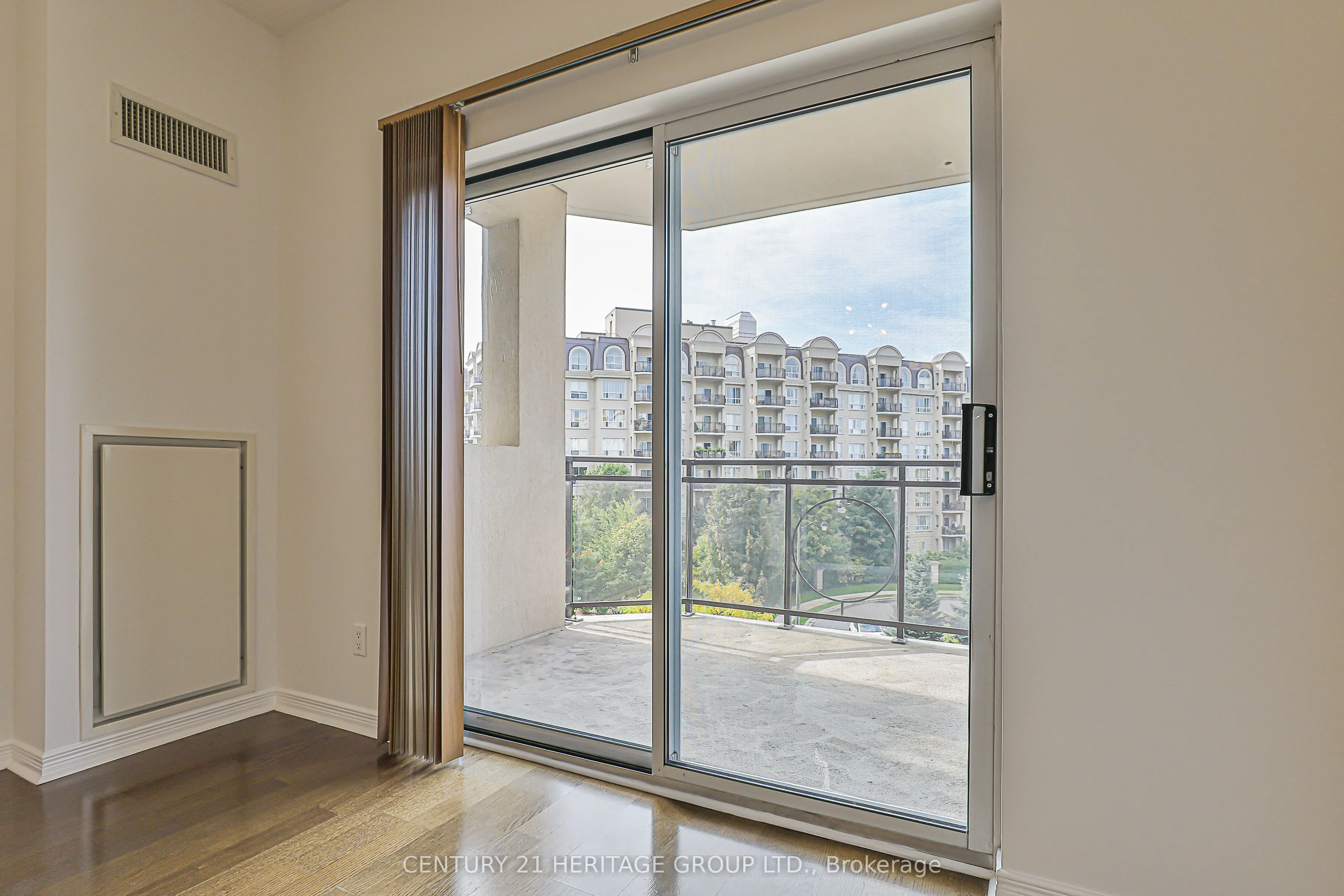2 Maison Parc Court, #414