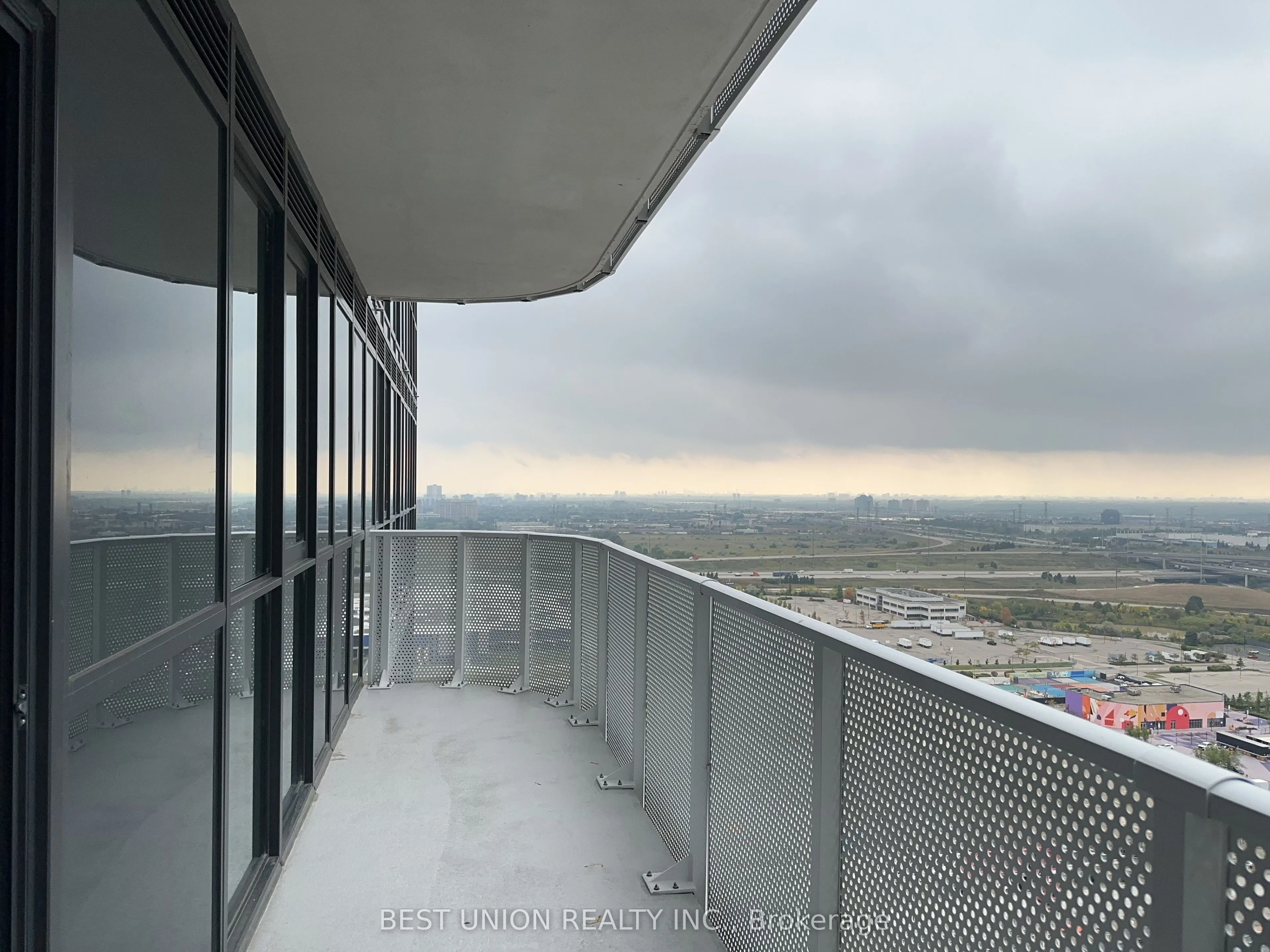 28 Interchange Way, #2815