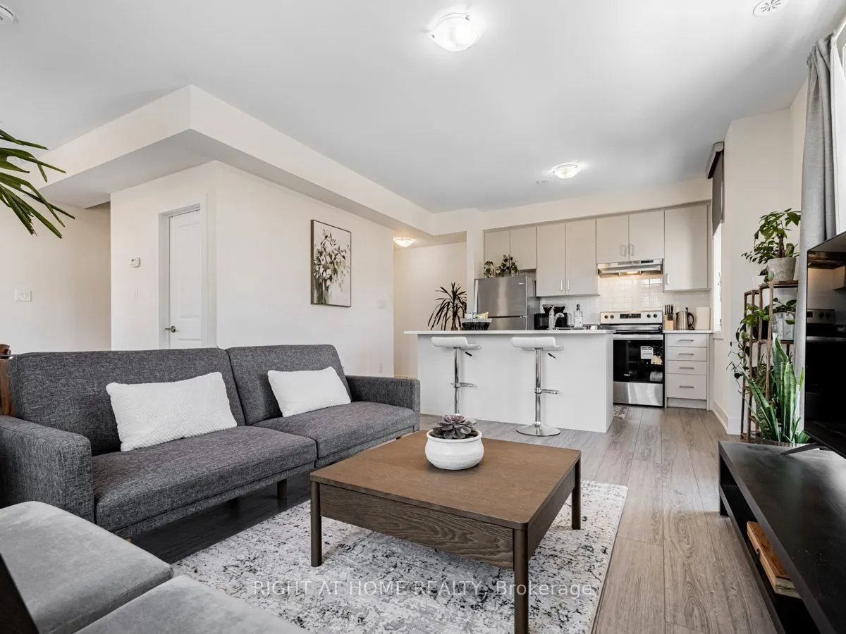 3 Bond Crescent, #1