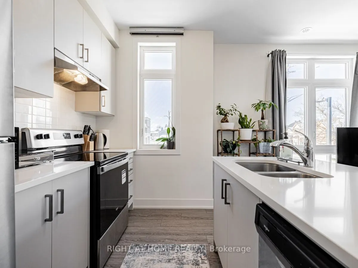 3 Bond Crescent, #1