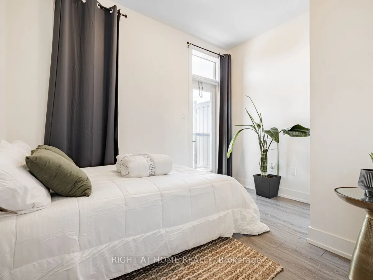 3 Bond Crescent, #1