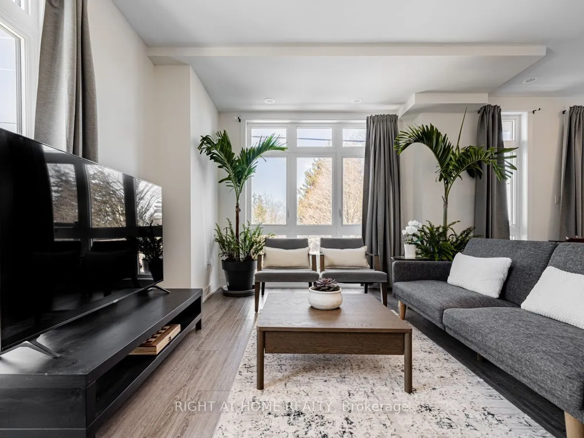 3 Bond Crescent, #1