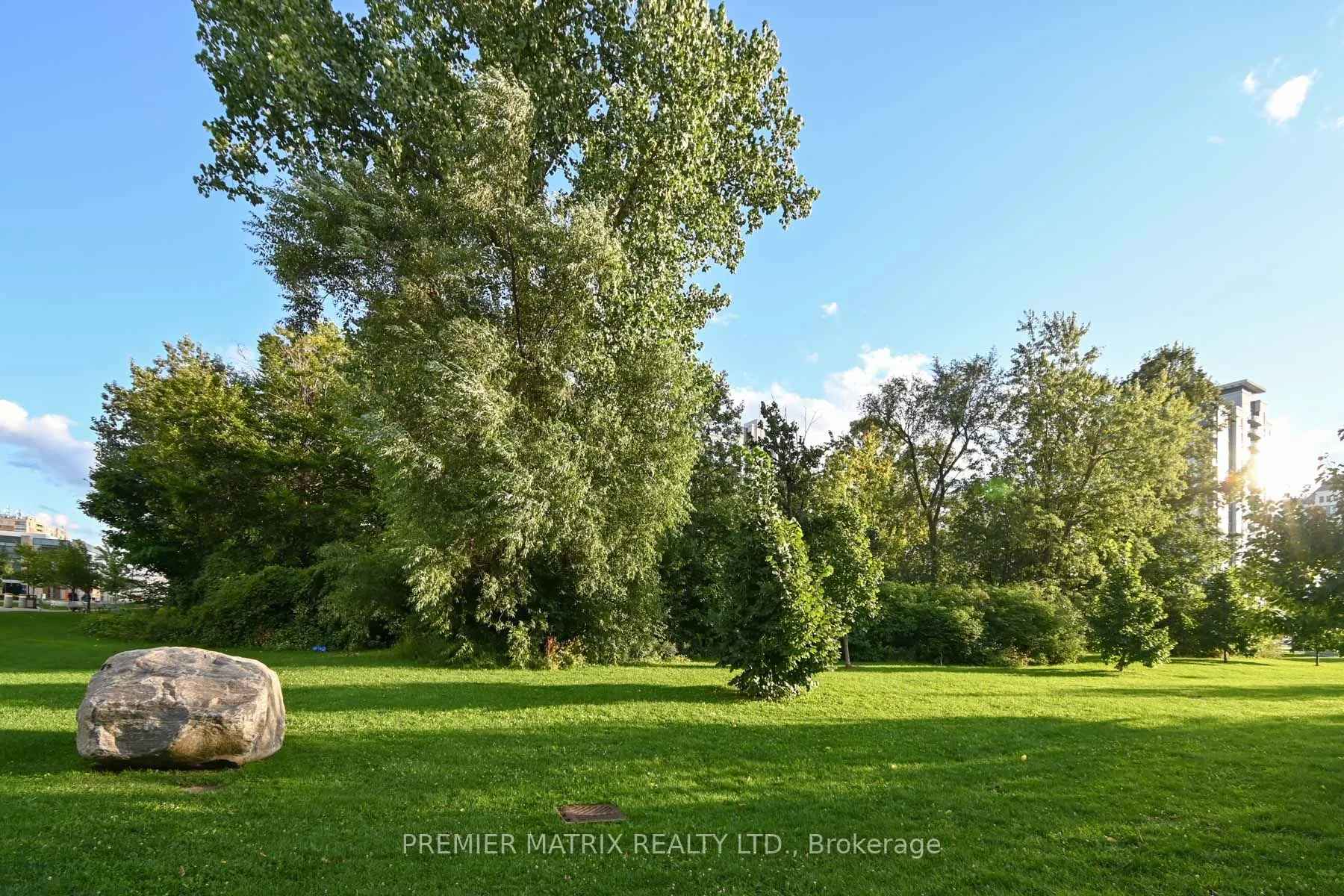 8 Beverley Glen Boulevard, #106