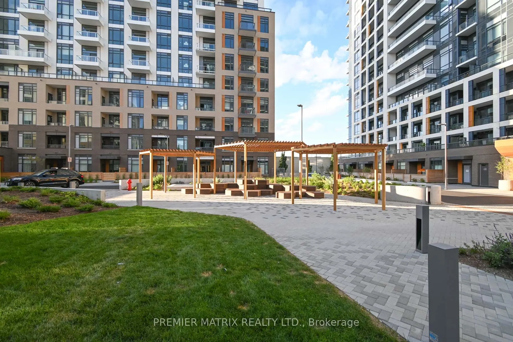 8 Beverley Glen Boulevard, #106