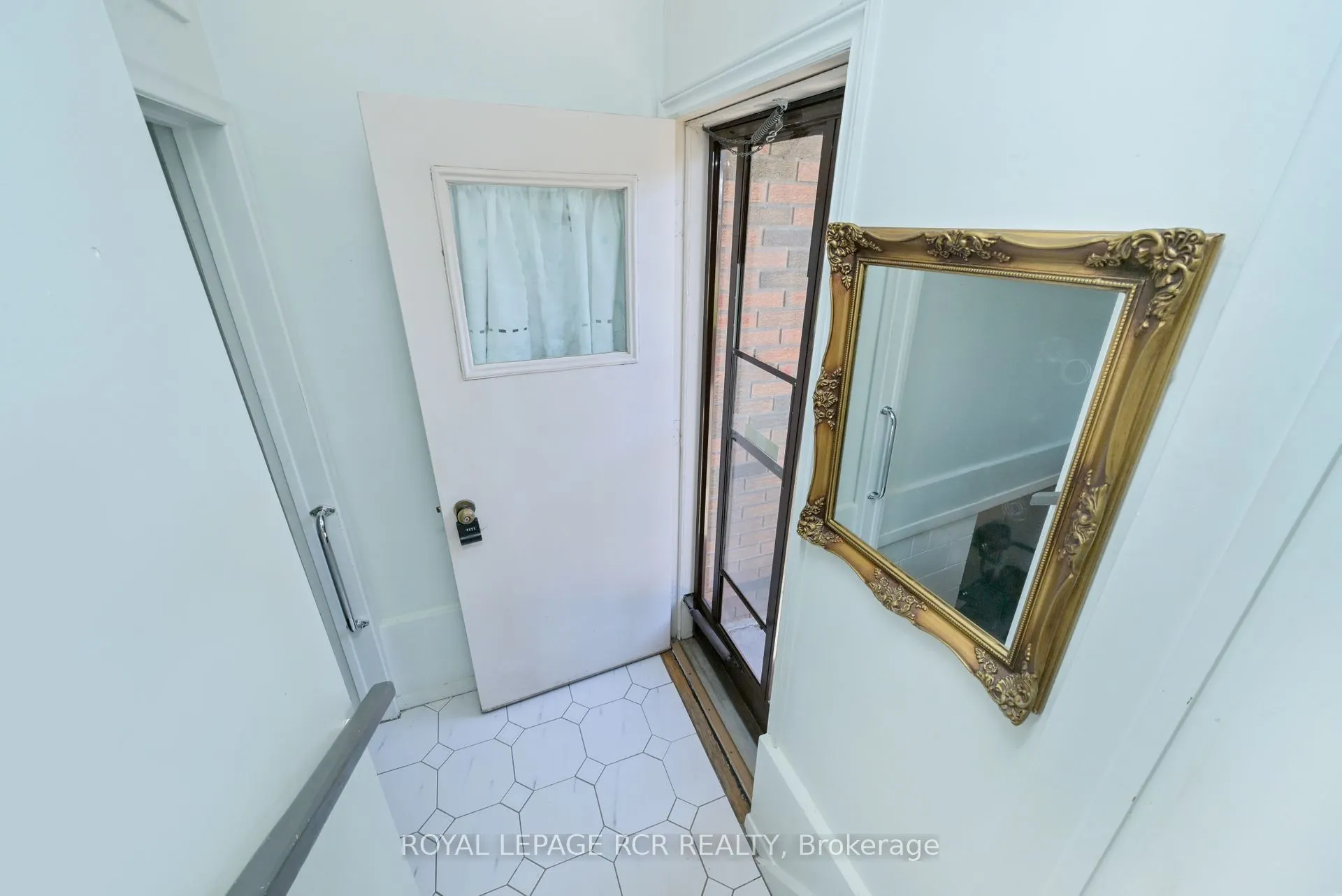 102 Tupper Street W