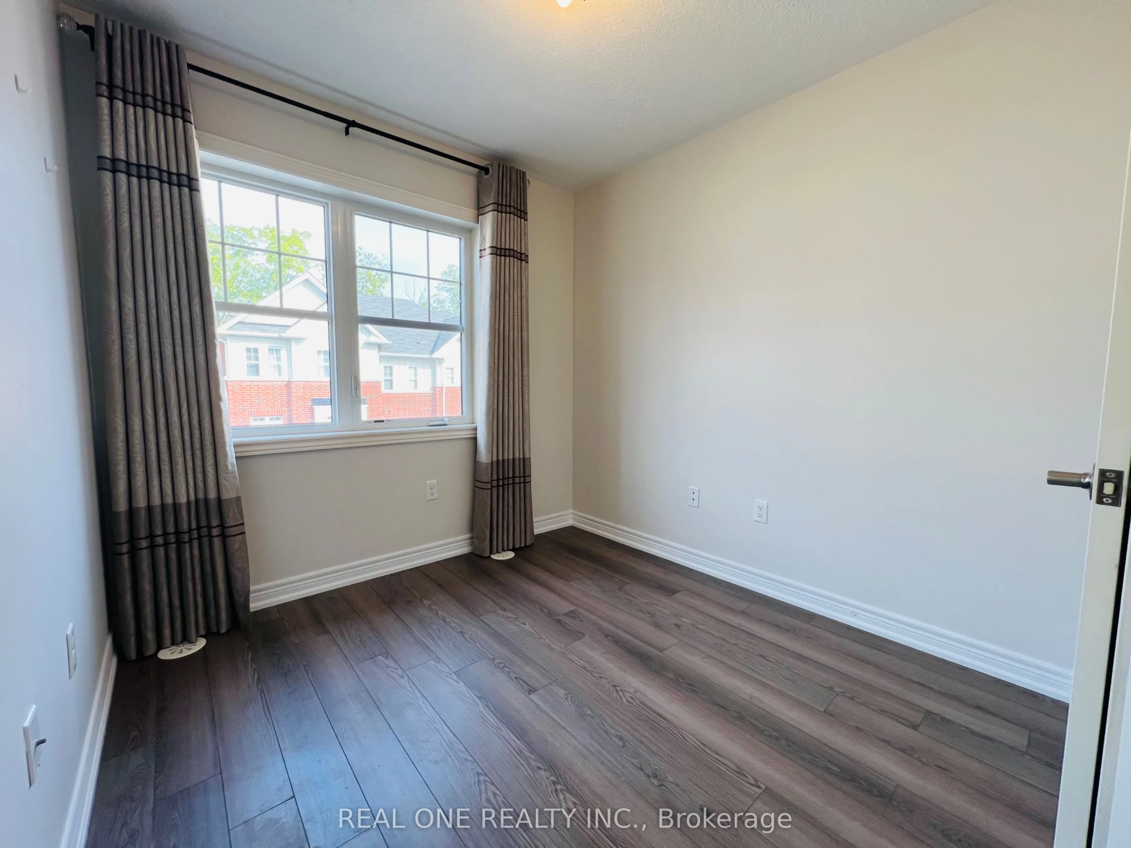 83 Roy Grove Way