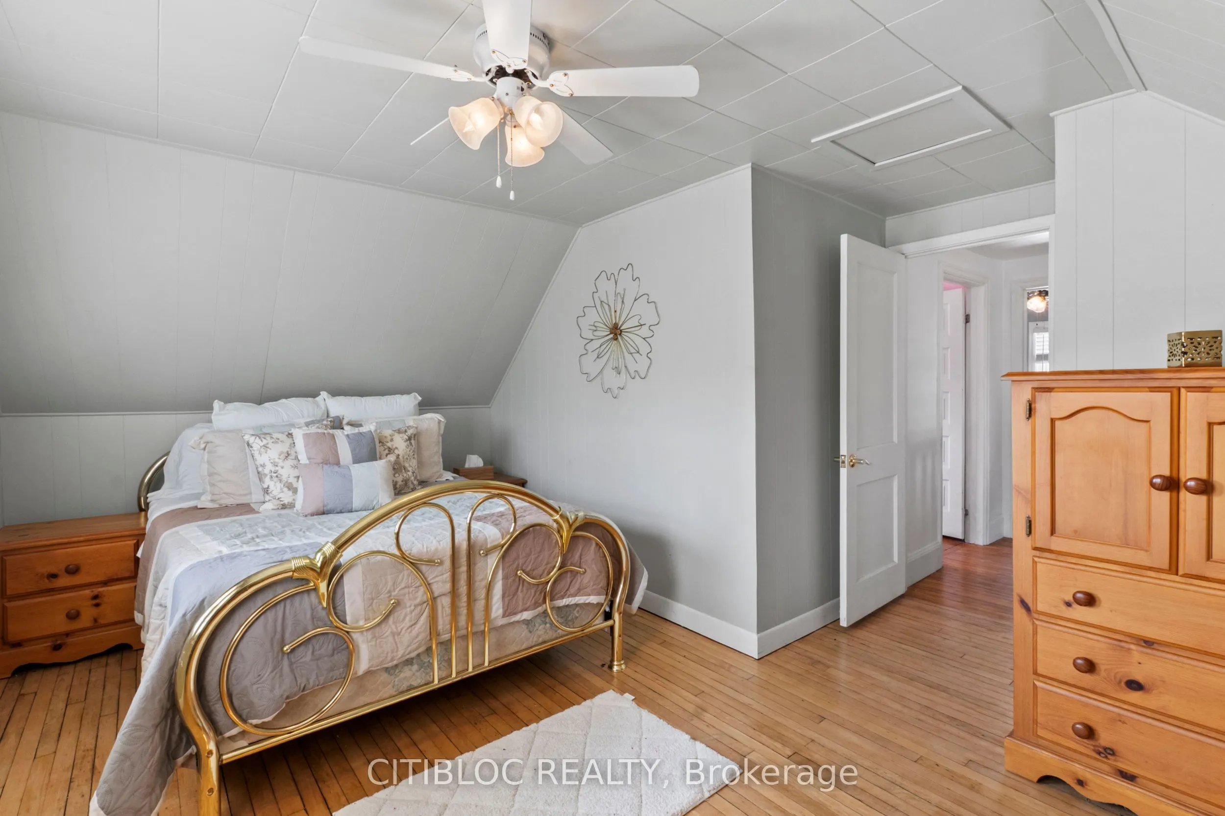 393 The Queensway S