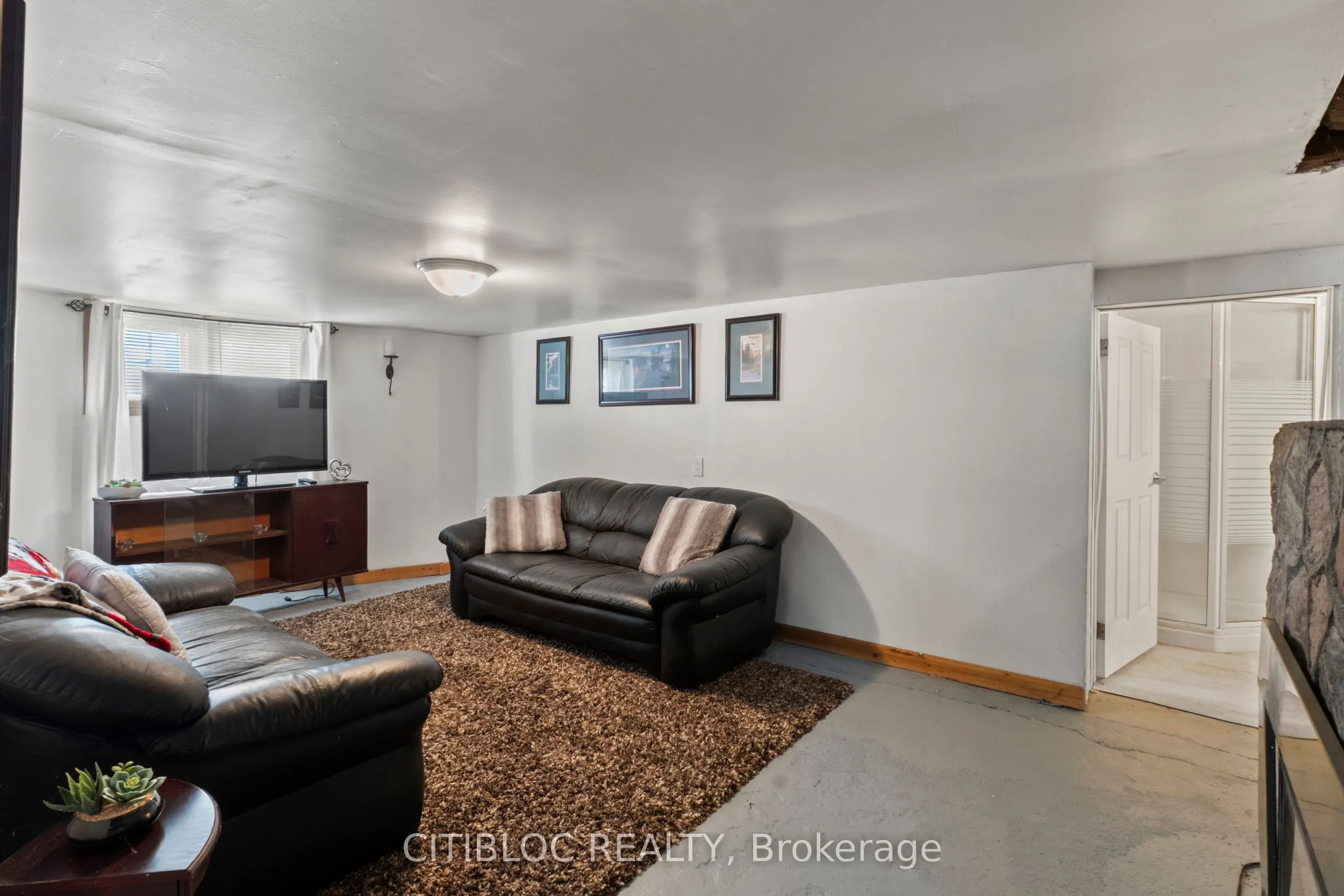393 The Queensway S