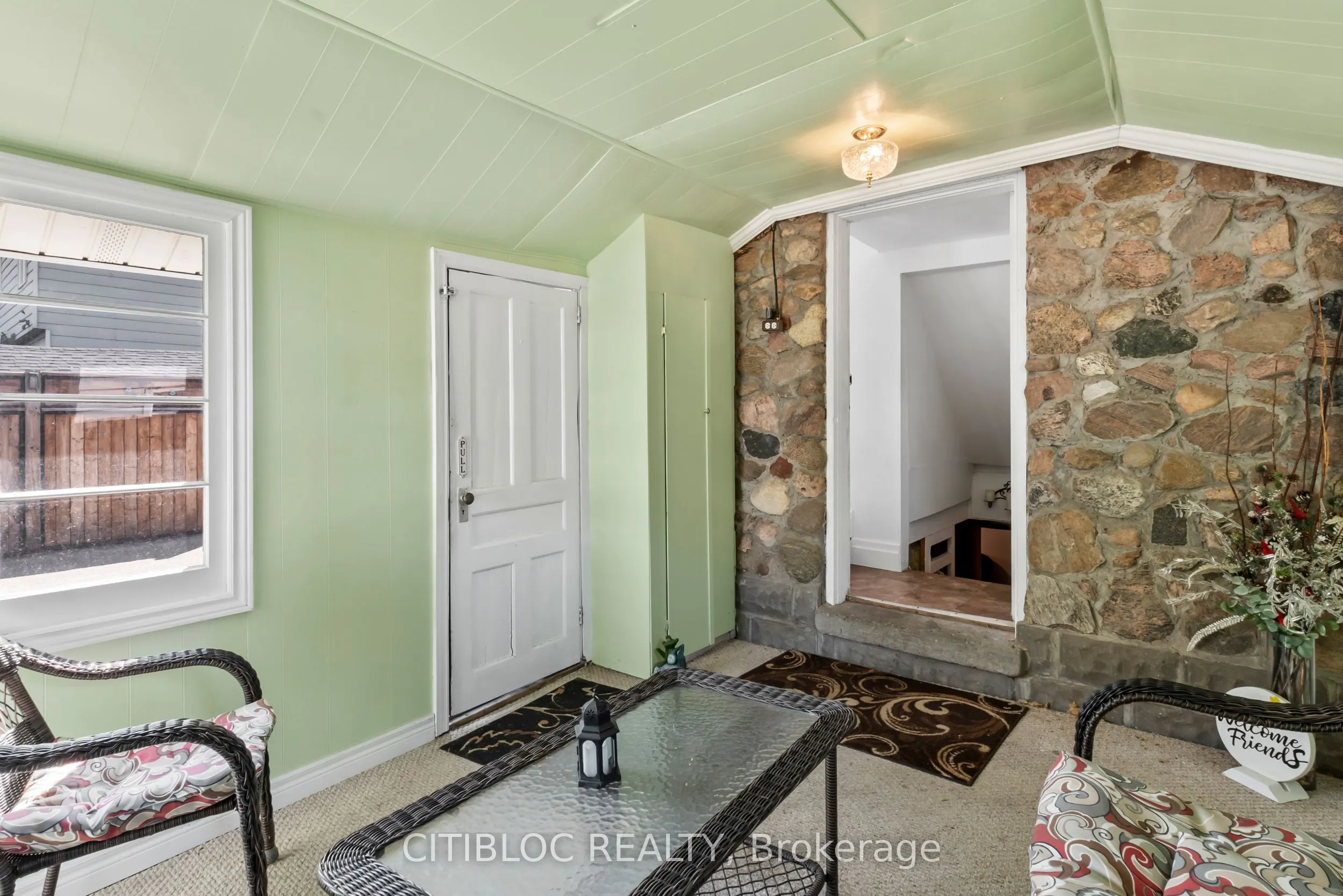393 The Queensway S