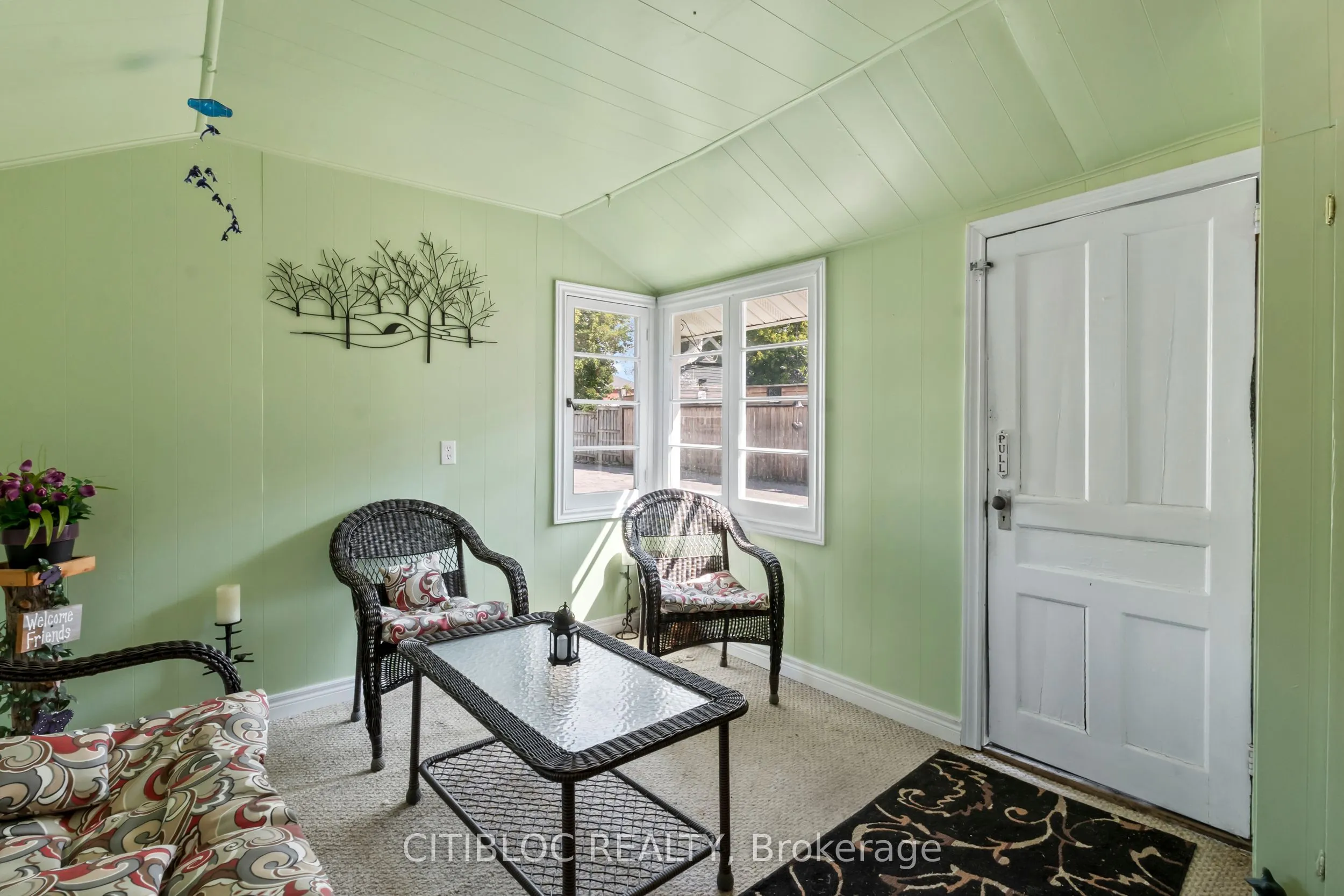 393 The Queensway S