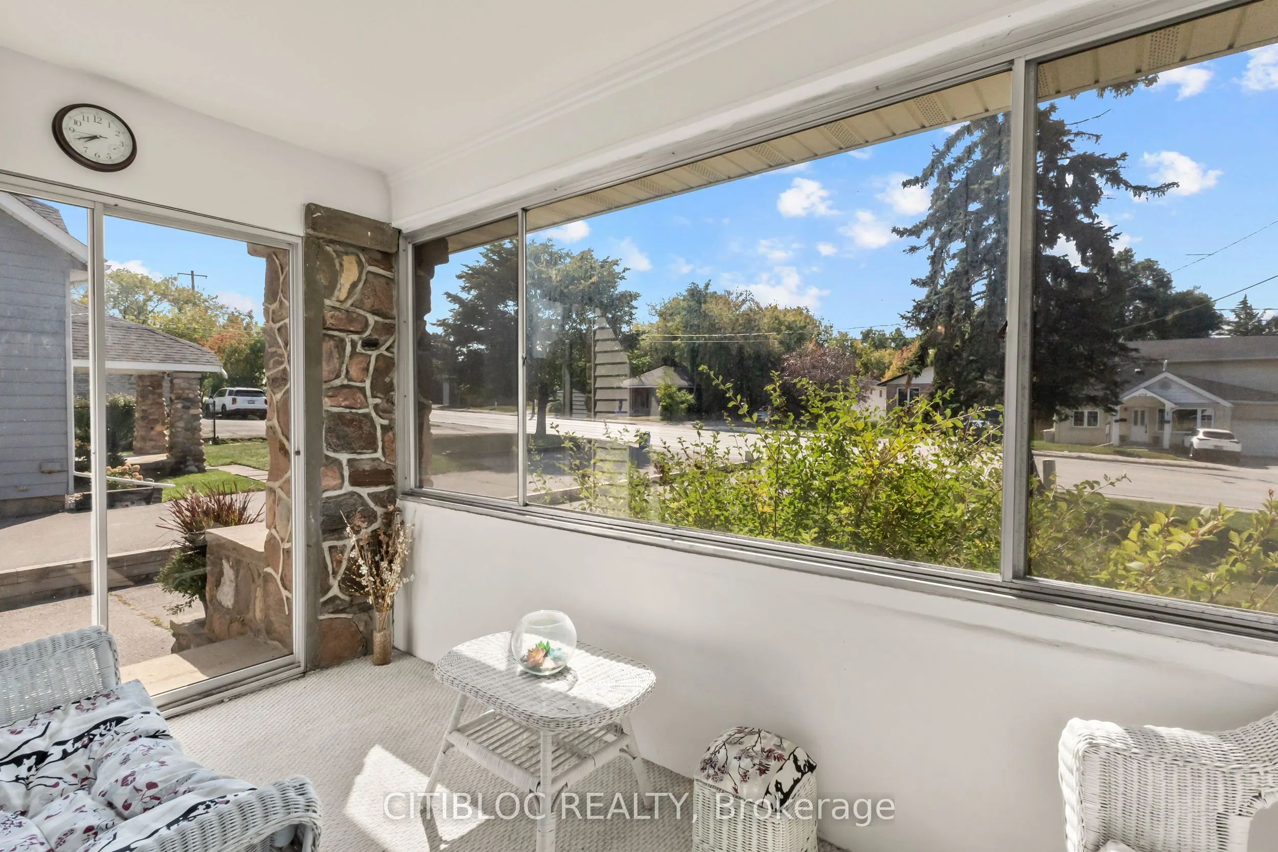 393 The Queensway S