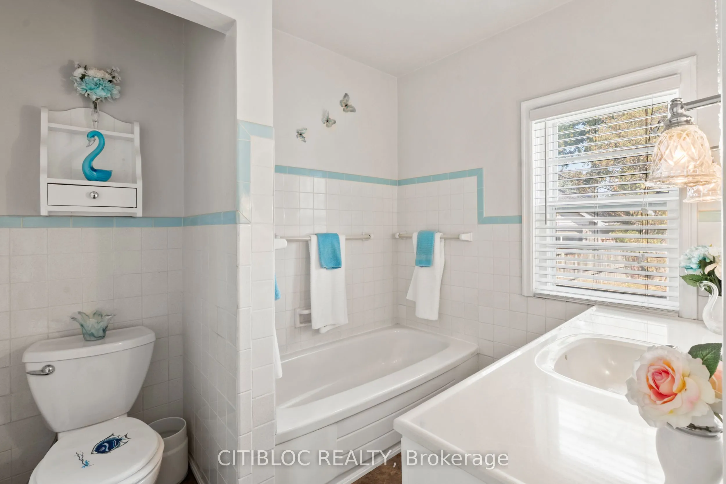 393 The Queensway S