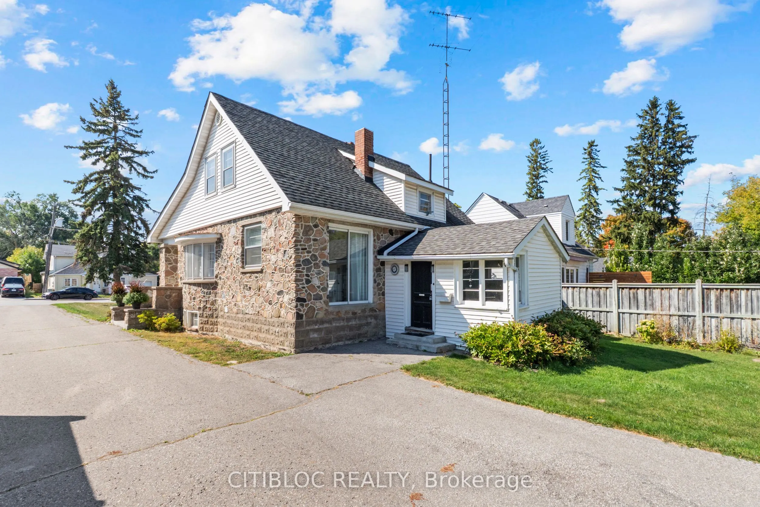 393 The Queensway S