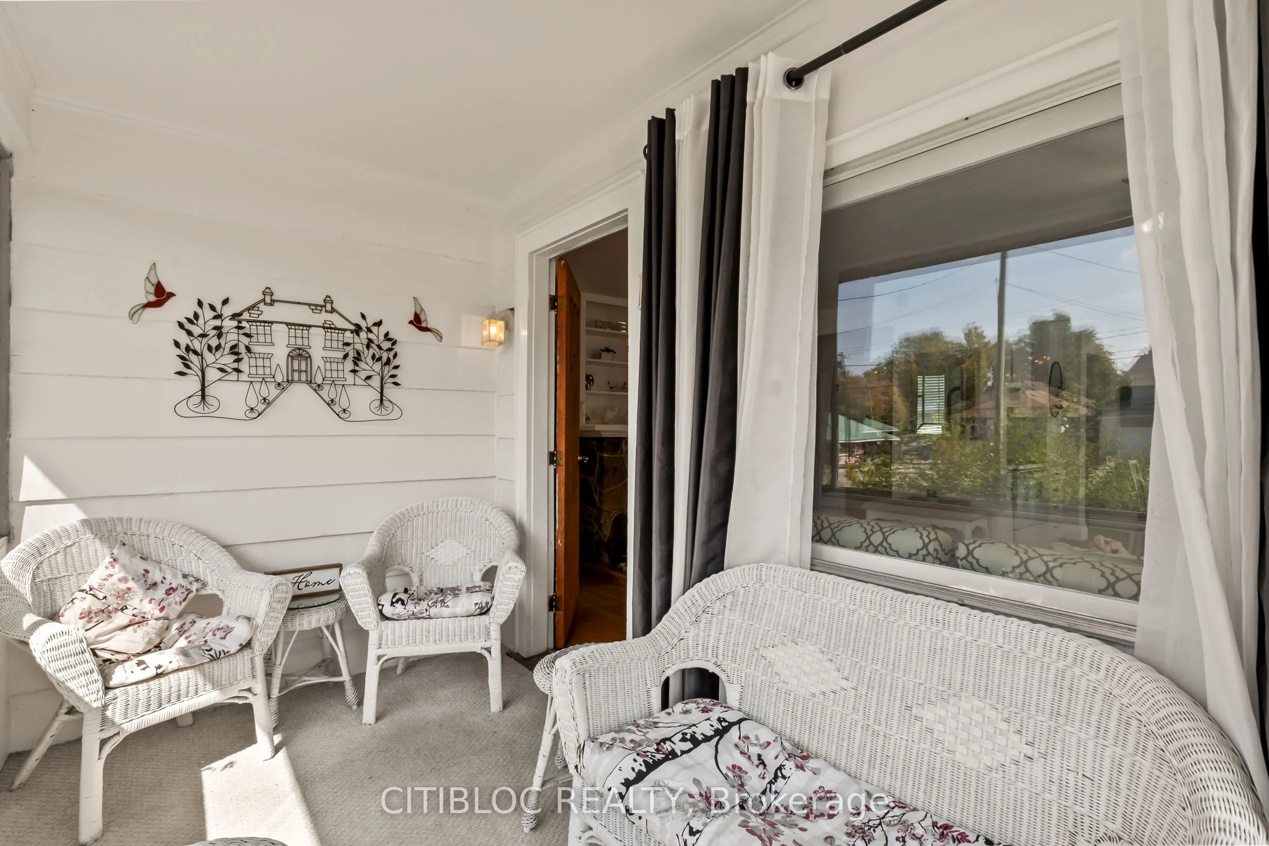 393 The Queensway S