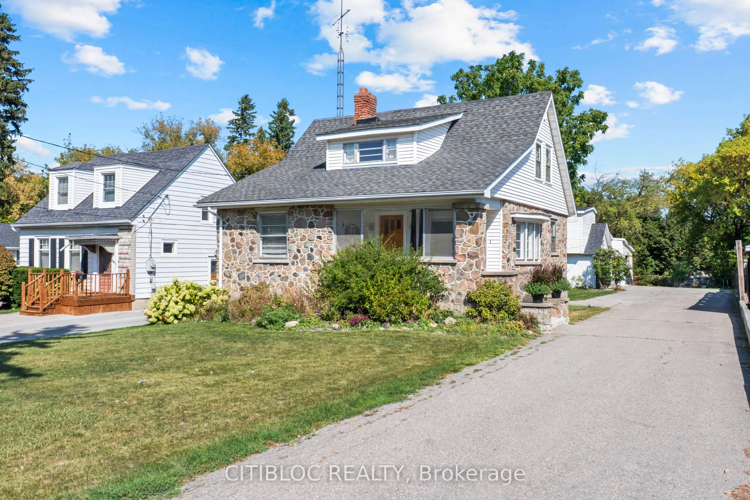 393 The Queensway S