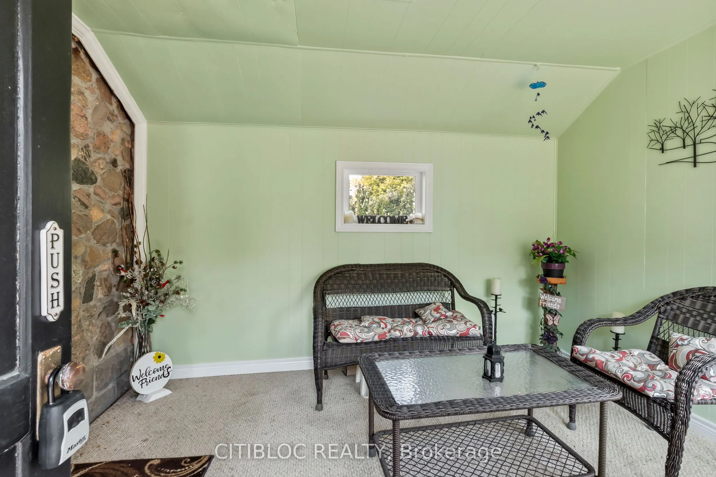393 The Queensway S