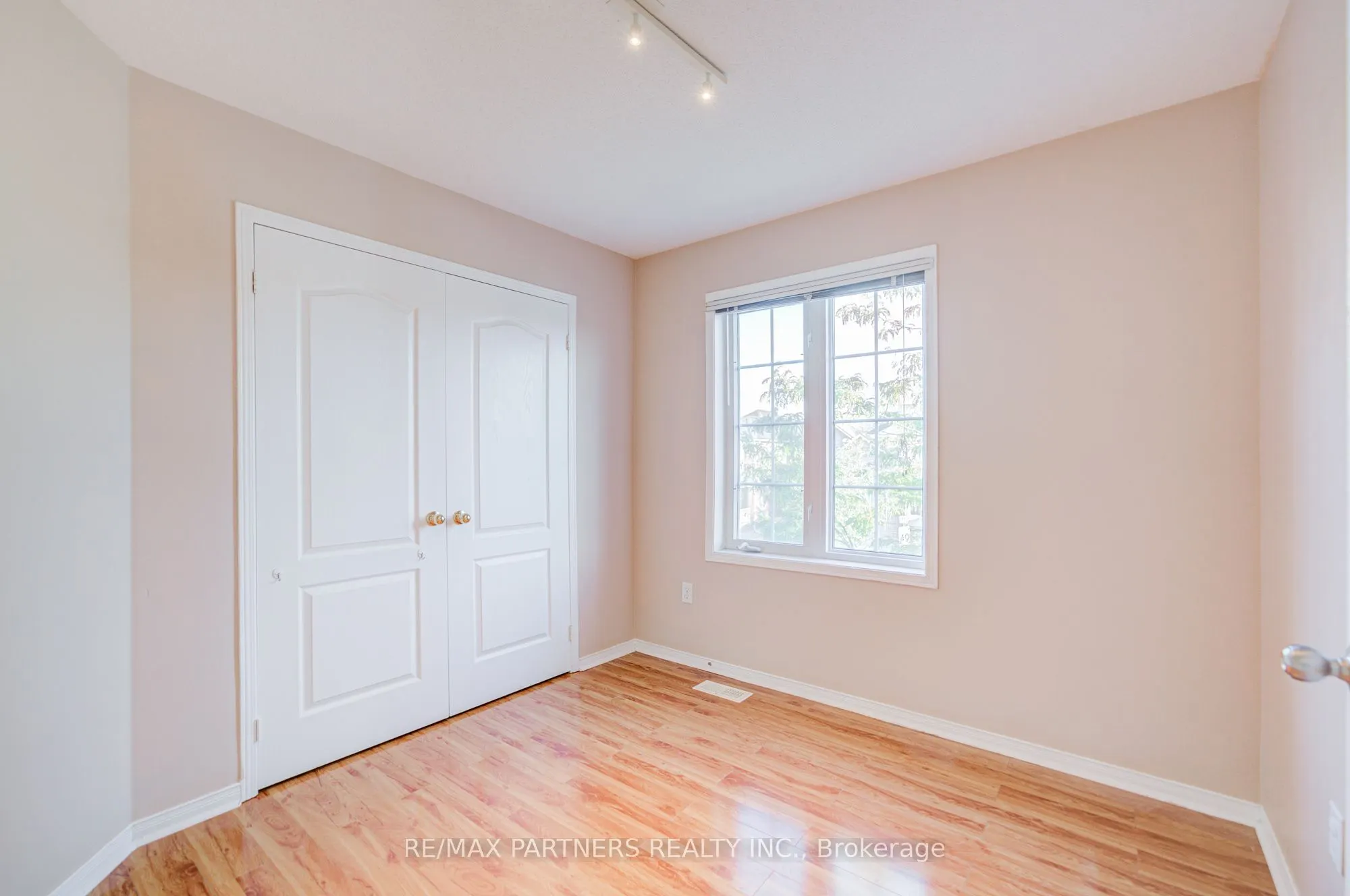 496 The Bridle Walk