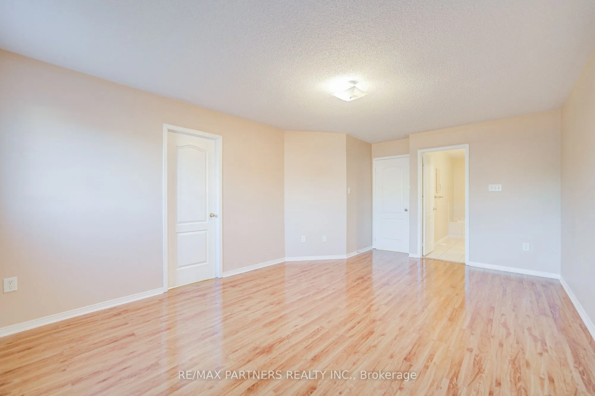 496 The Bridle Walk
