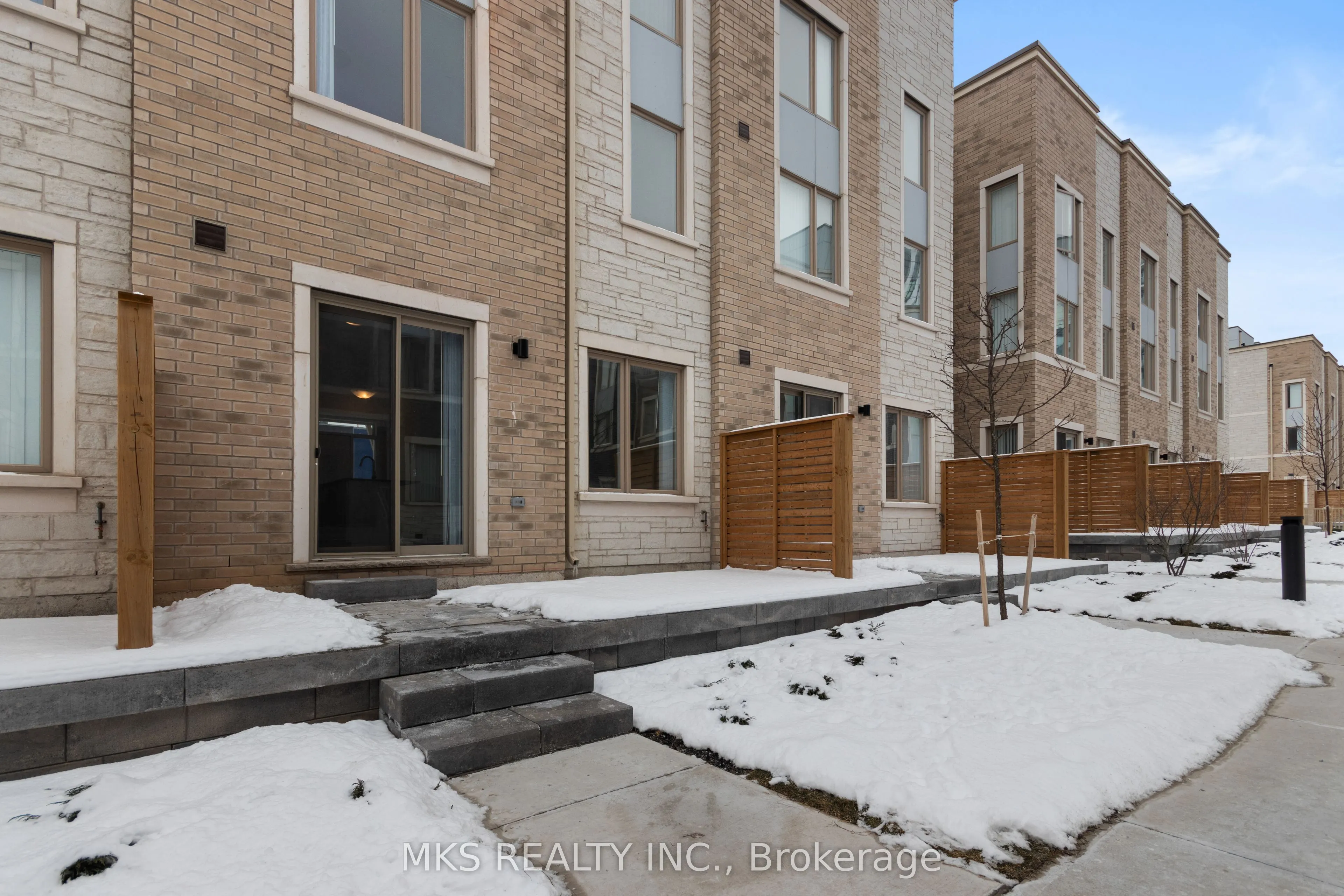 23 Mable Smith Way, #05
