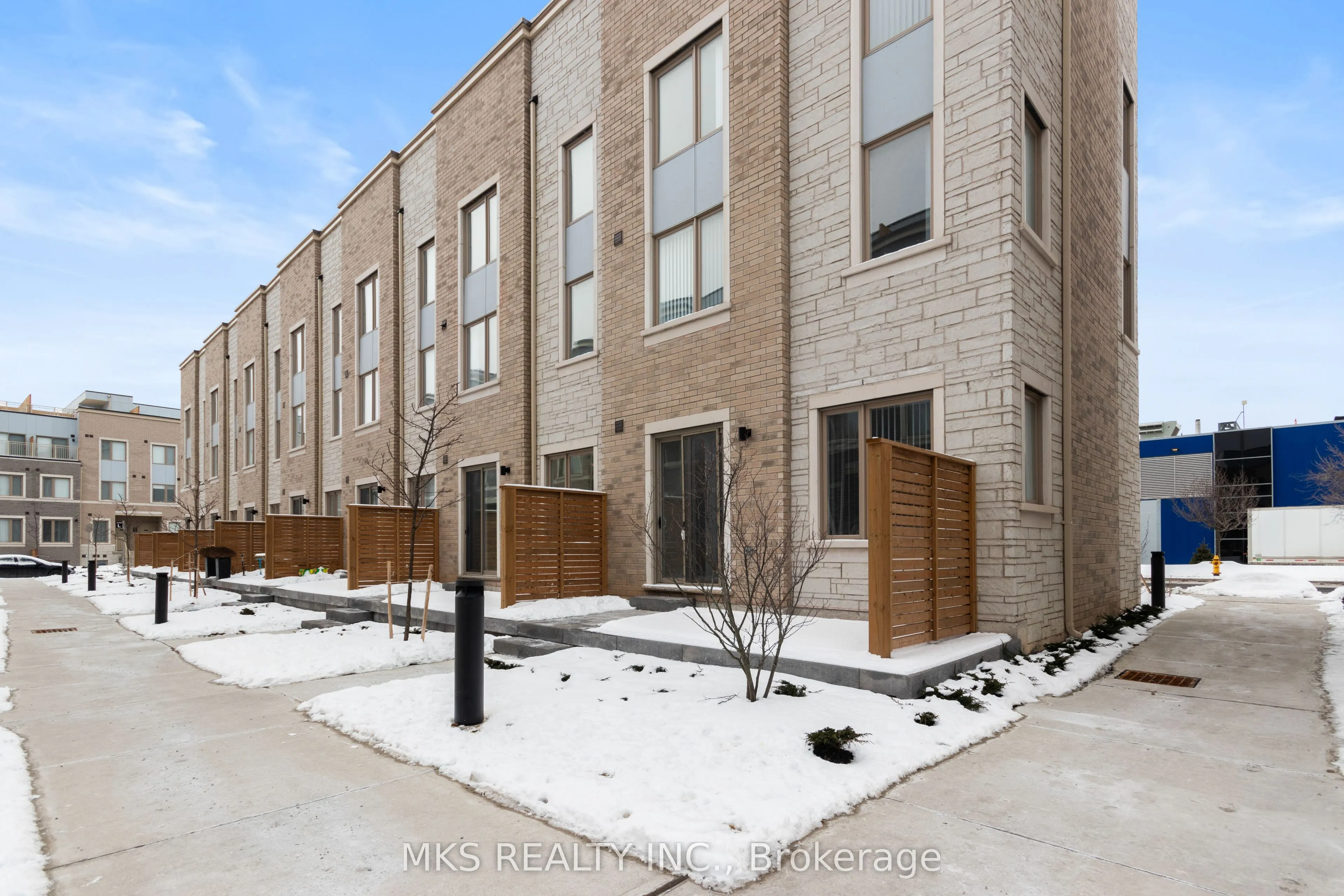 23 Mable Smith Way, #05