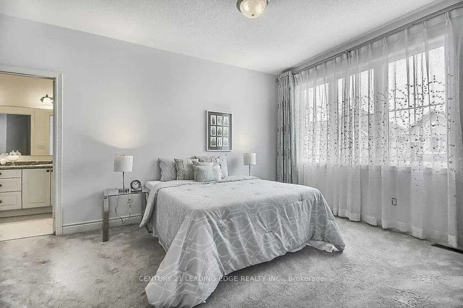 63 Ken Sinclair Crescent