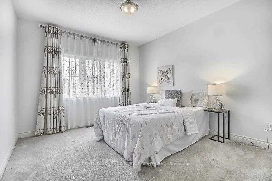 63 Ken Sinclair Crescent