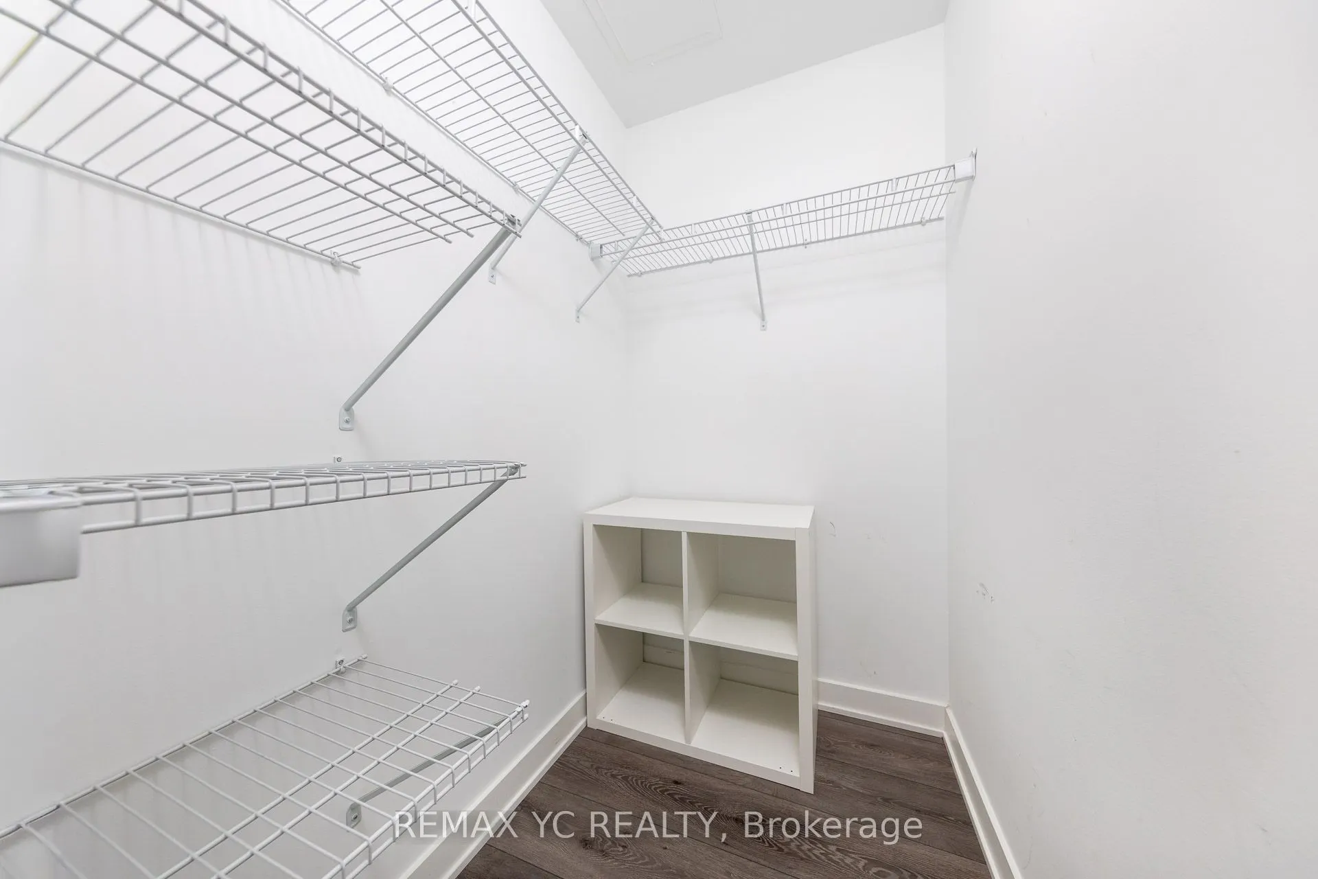 95 Oneida Crescent, #305
